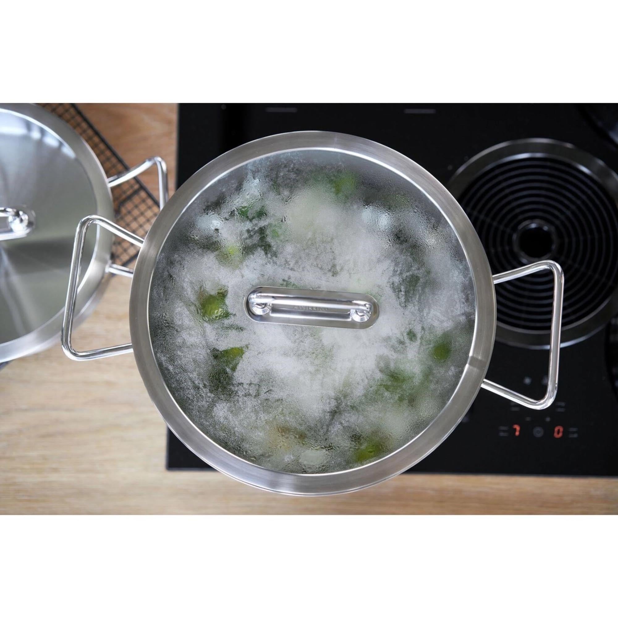 Erleben Sie den ZWILLING Pro Kochtopf hoch, 28 cm: Hochwertiger Edelstahl, ideal für umfangreiche Kochprojekte, energiesparend und für alle Herdarten geeignet.