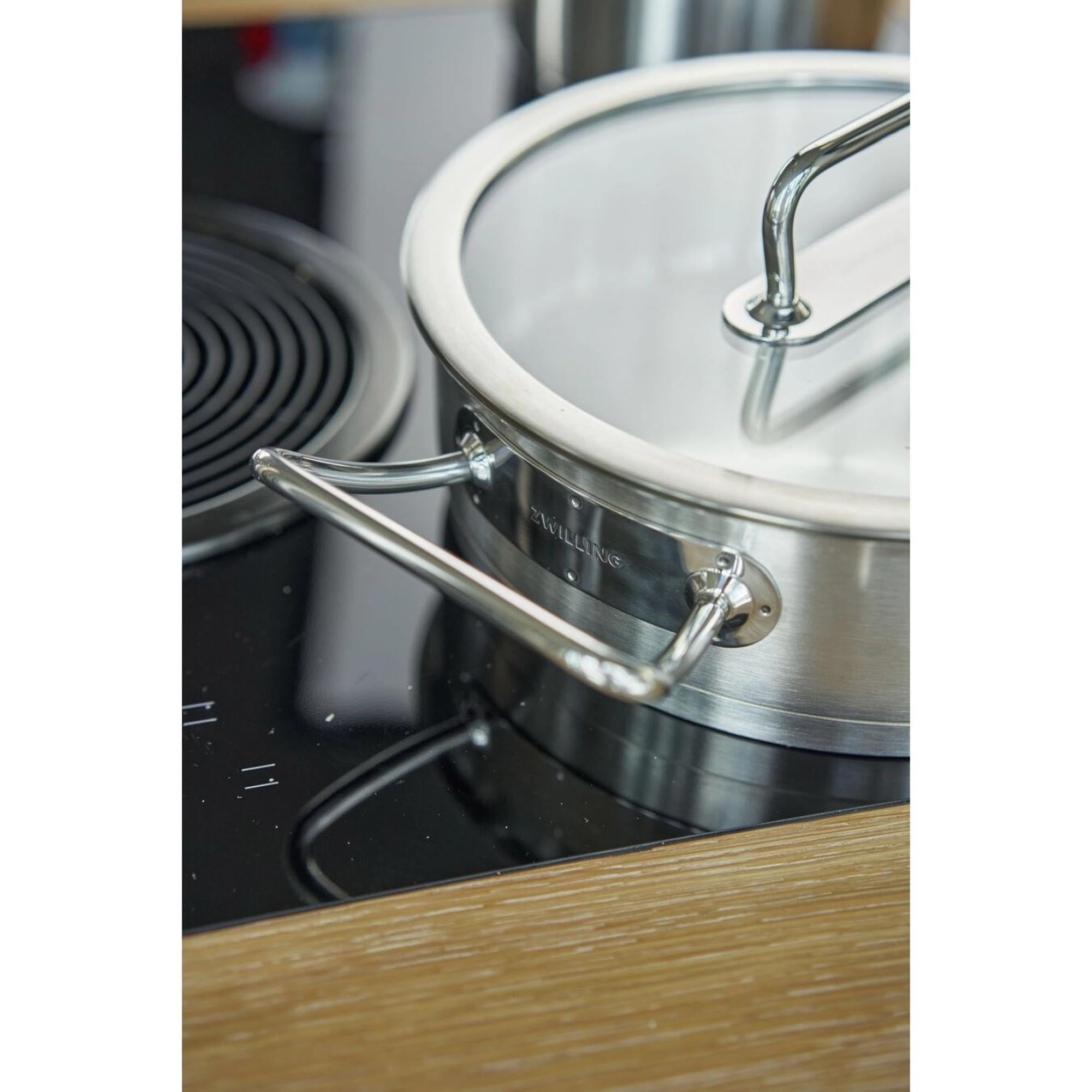 Die ZWILLING Pro Servierpfanne, 24 cm, vereint elegantes Design mit optimaler Wärmeverteilung und ist ideal für alle Kochliebhaber.