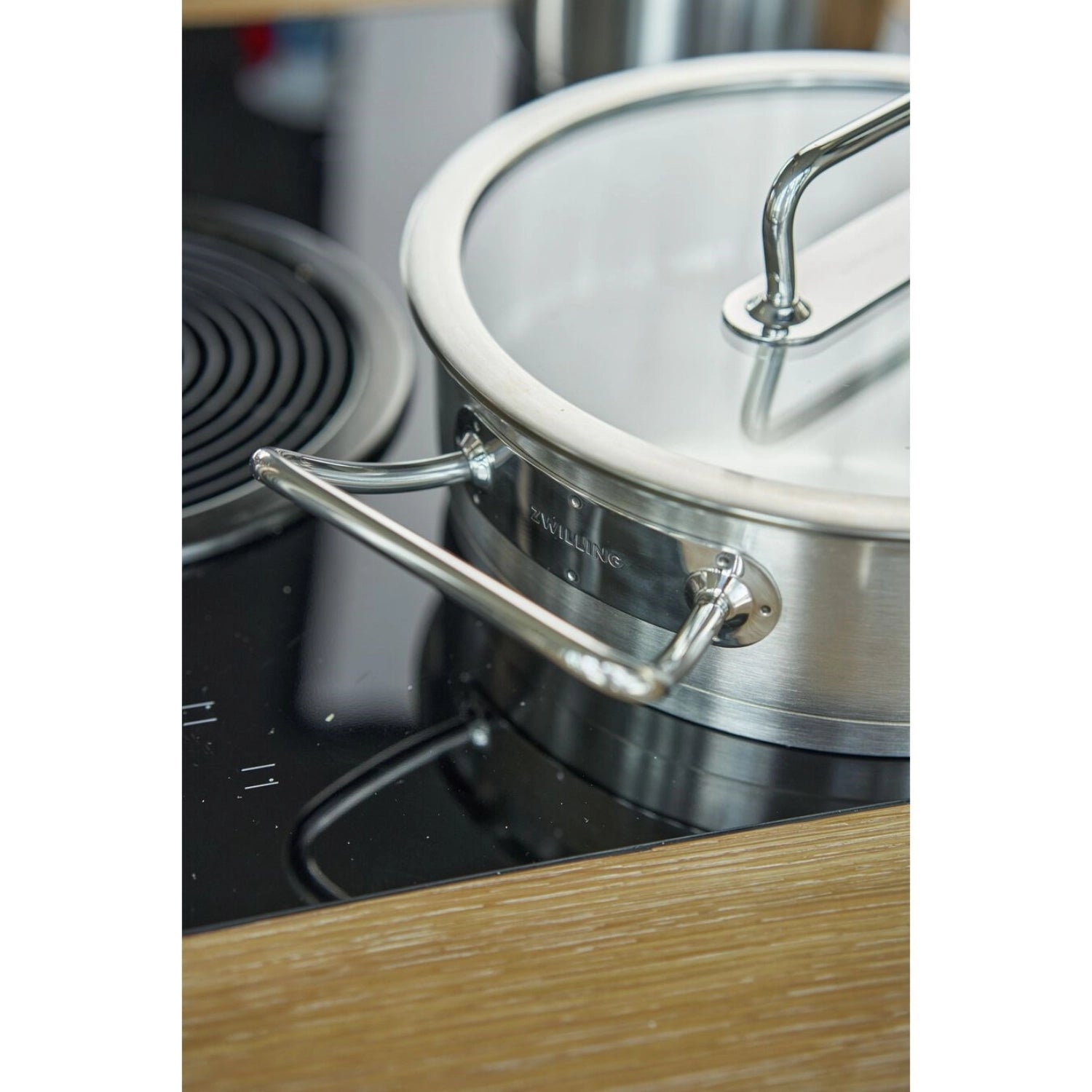 ZWILLING Pro Servierpfanne, 24 cm, aus hochwertigem Edelstahl, ideal zum Braten und Servieren von Gerichten, langlebig und elegant.