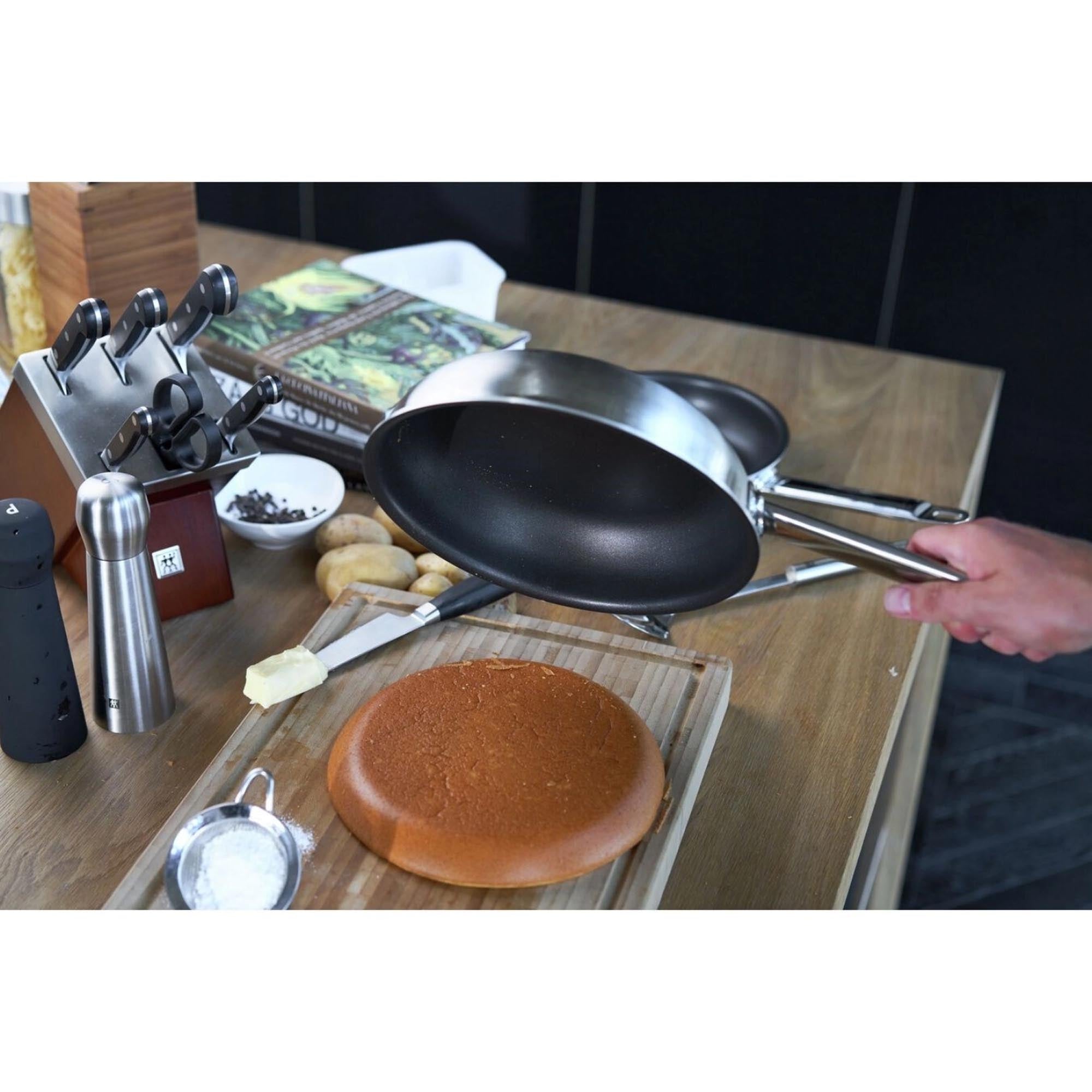 Entdecken Sie die ZWILLING Pro Bratpfanne mit 20 cm Durchmesser und langlebiger PTFE-Beschichtung – perfekt für müheloses Braten und köstliche Ergebnisse.