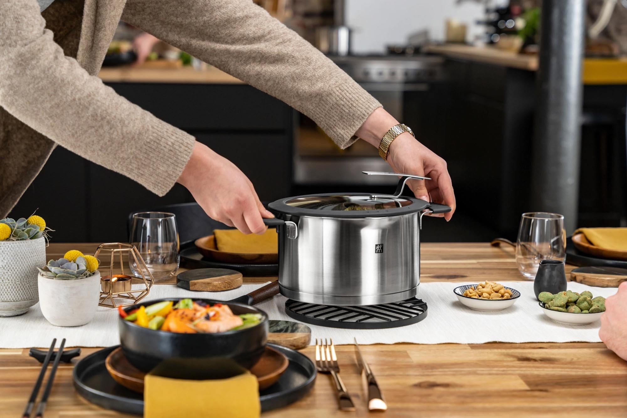 Entdecken Sie das 4-teilige Zwilling Simplify Kochgeschirr-Set, das stilvolles Design und herausragende Leistung für Ihre Küche vereint.