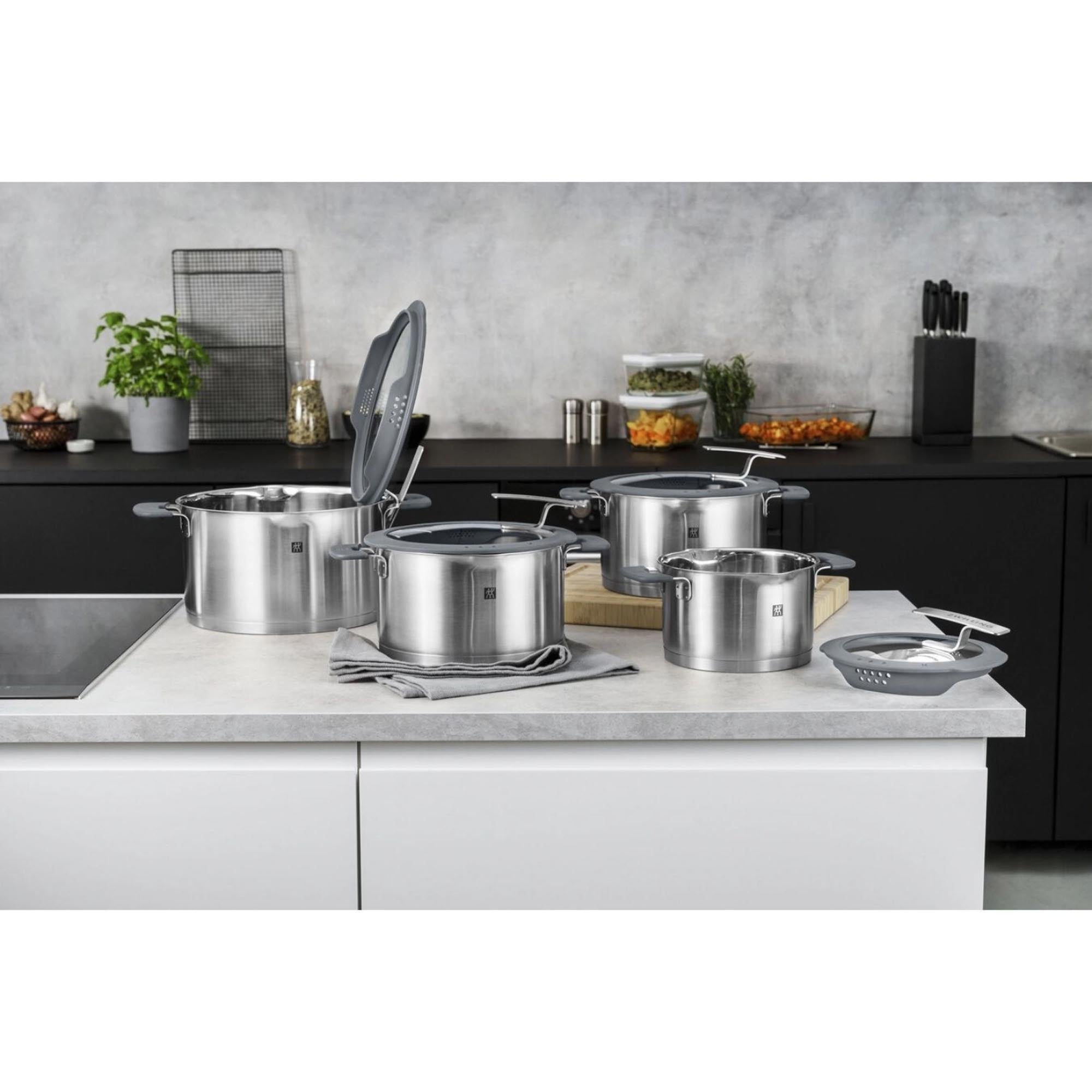 Hochwertiges 5-teiliges Kochgeschirr-Set von Zwilling: Edelstahl, ergonomische Griffe, für alle Herdarten geeignet. Kochen mit Stil und Funktionalität!