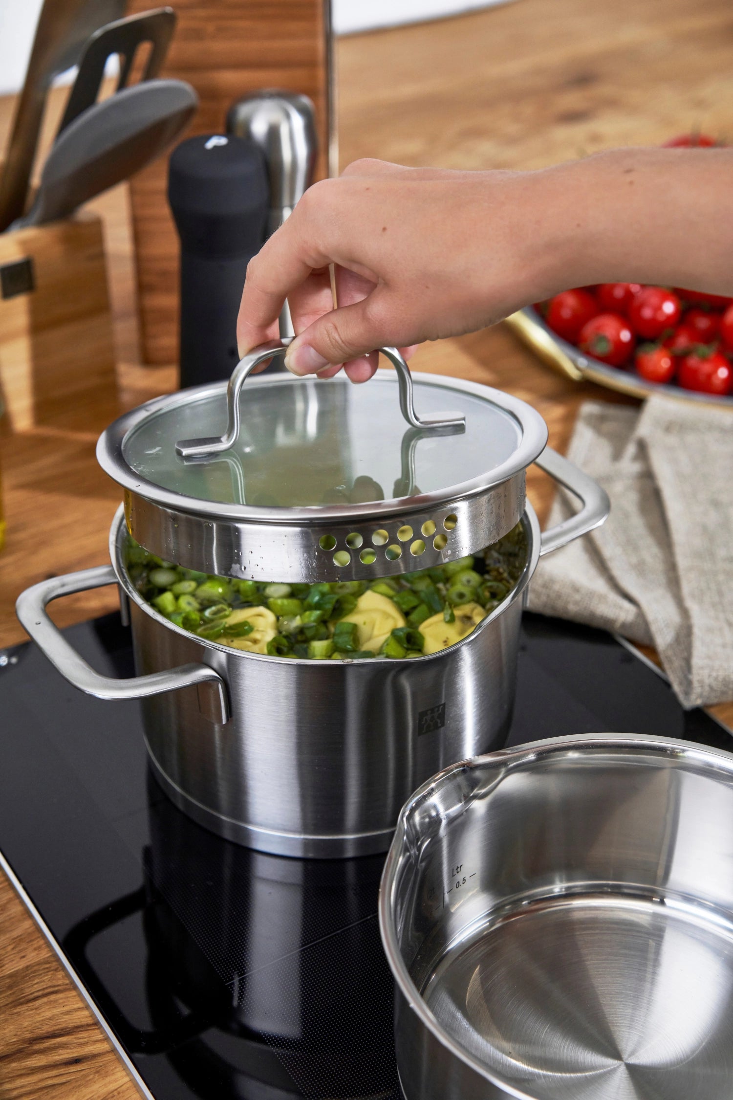 Zwilling TrueFlow Kochgeschirr-Set 4tlg. aus hochwertigem Edelstahl, ideal für gesundes Kochen und gleichmäßige Wärmeverteilung.