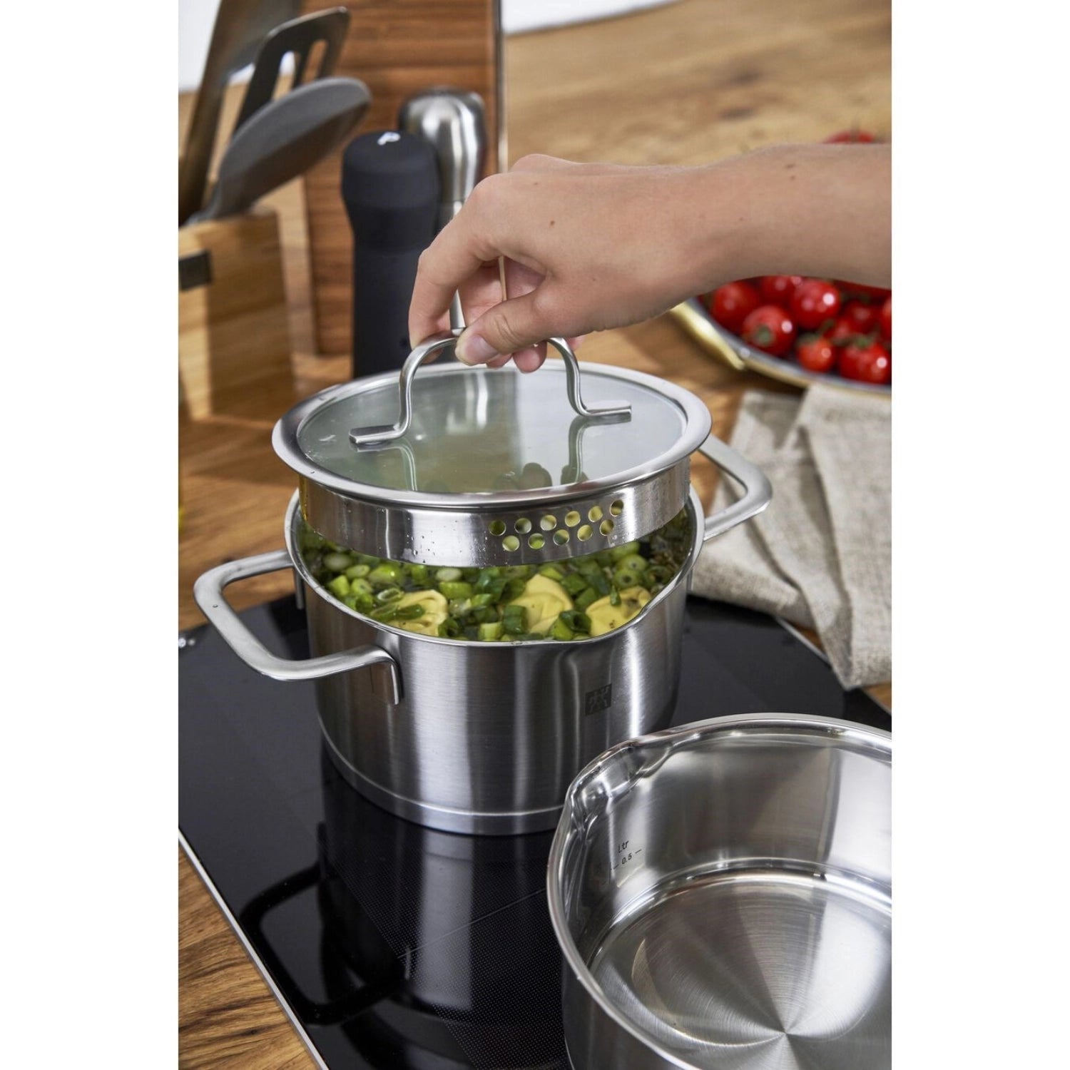 Zwilling TrueFlow Kochgeschirr-Set 5tlg. aus hochwertigem Edelstahl, ideal für gesundes Kochen und vielseitige Zubereitung von Speisen.
