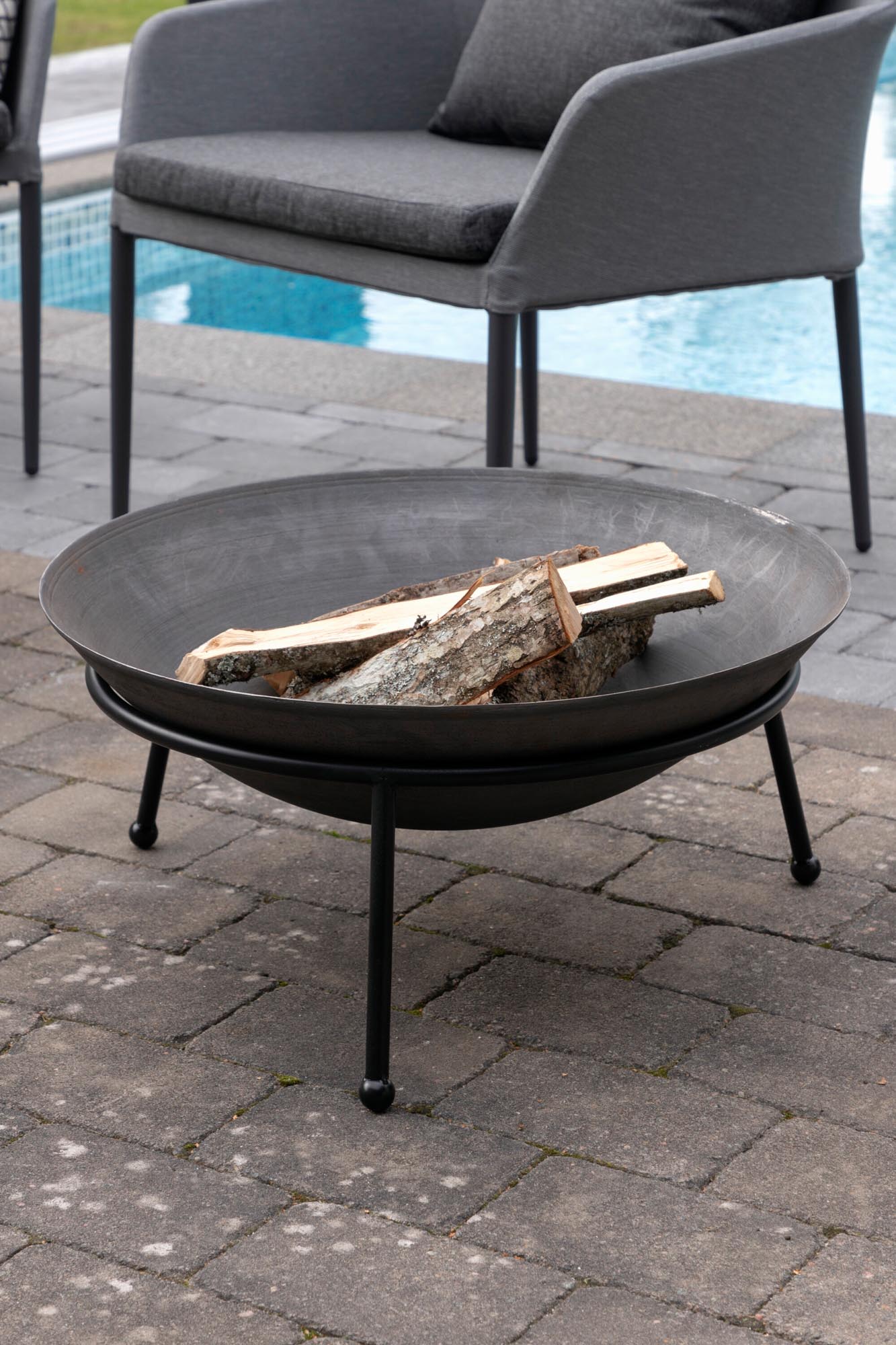 Entdecken Sie die Bastian Feuerschale von Venture Home: Hochwertige Stahlkonstruktion, elegantes Design und ideale Wärmequelle für unvergessliche Abende.