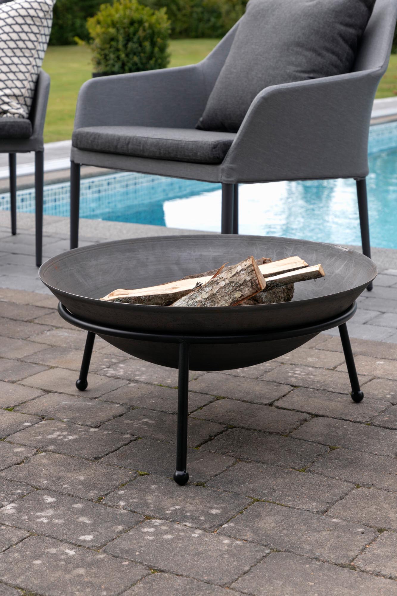 Erleben Sie die Bastian Feuerschale von Venture Home: Stilvolles Design, langlebiger Stahl und perfekte Wärme für gesellige Abende im Freien.