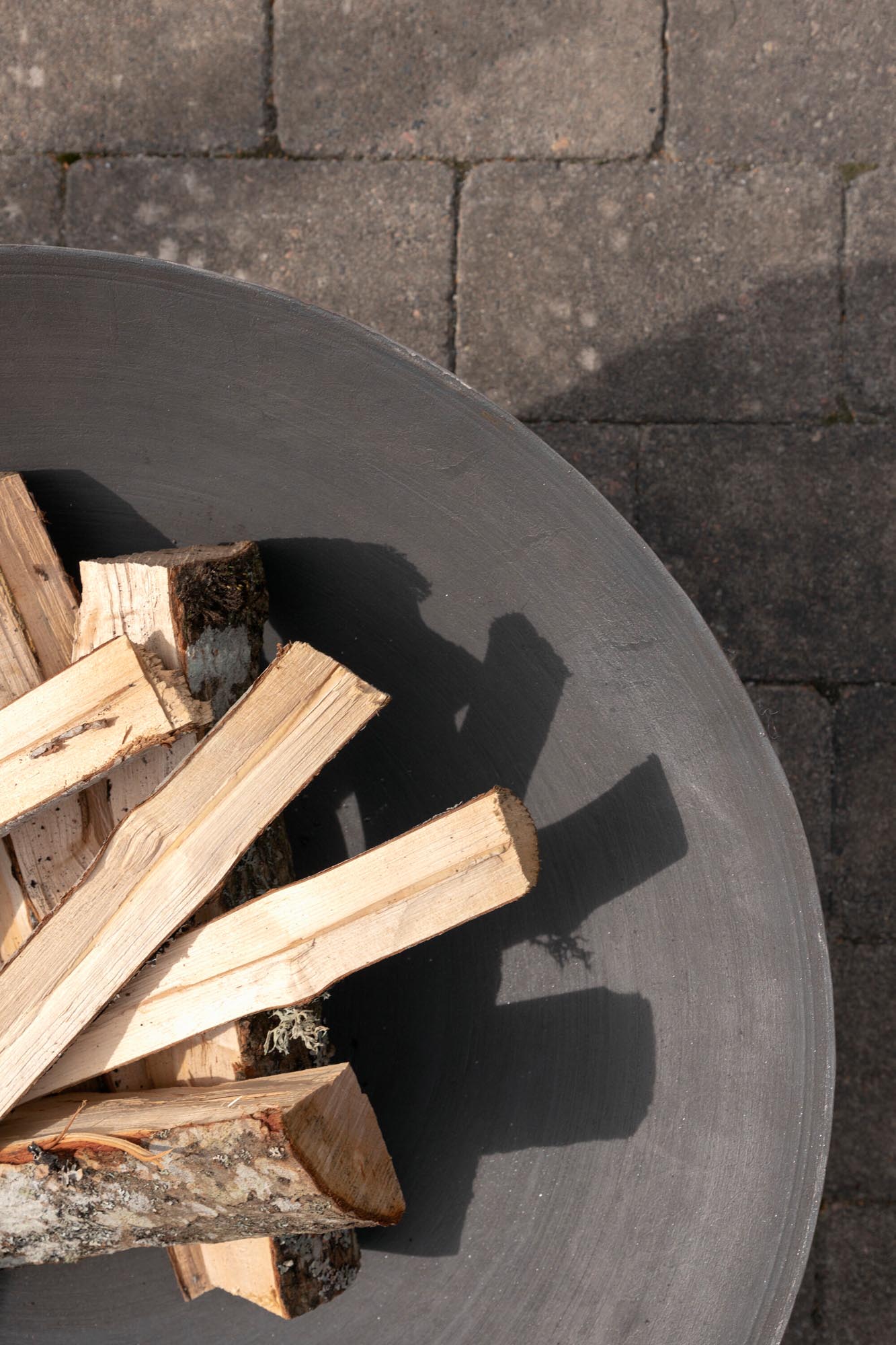 Venture Home Bastian Feuerschale: Hochwertige Stahlkonstruktion für stilvolle Wärme und einladende Atmosphäre im Freien.