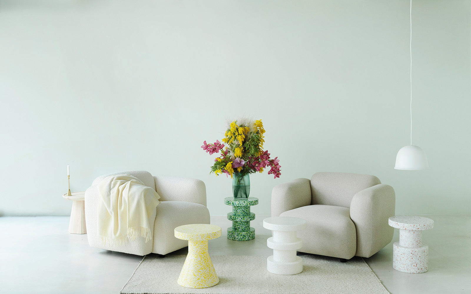 Swell Armlehnstuhl: Minimalistisch, einladend, fröhlich. Weiche Rundungen, hoher Komfort. Textil: Kvadrat, Elle 200.