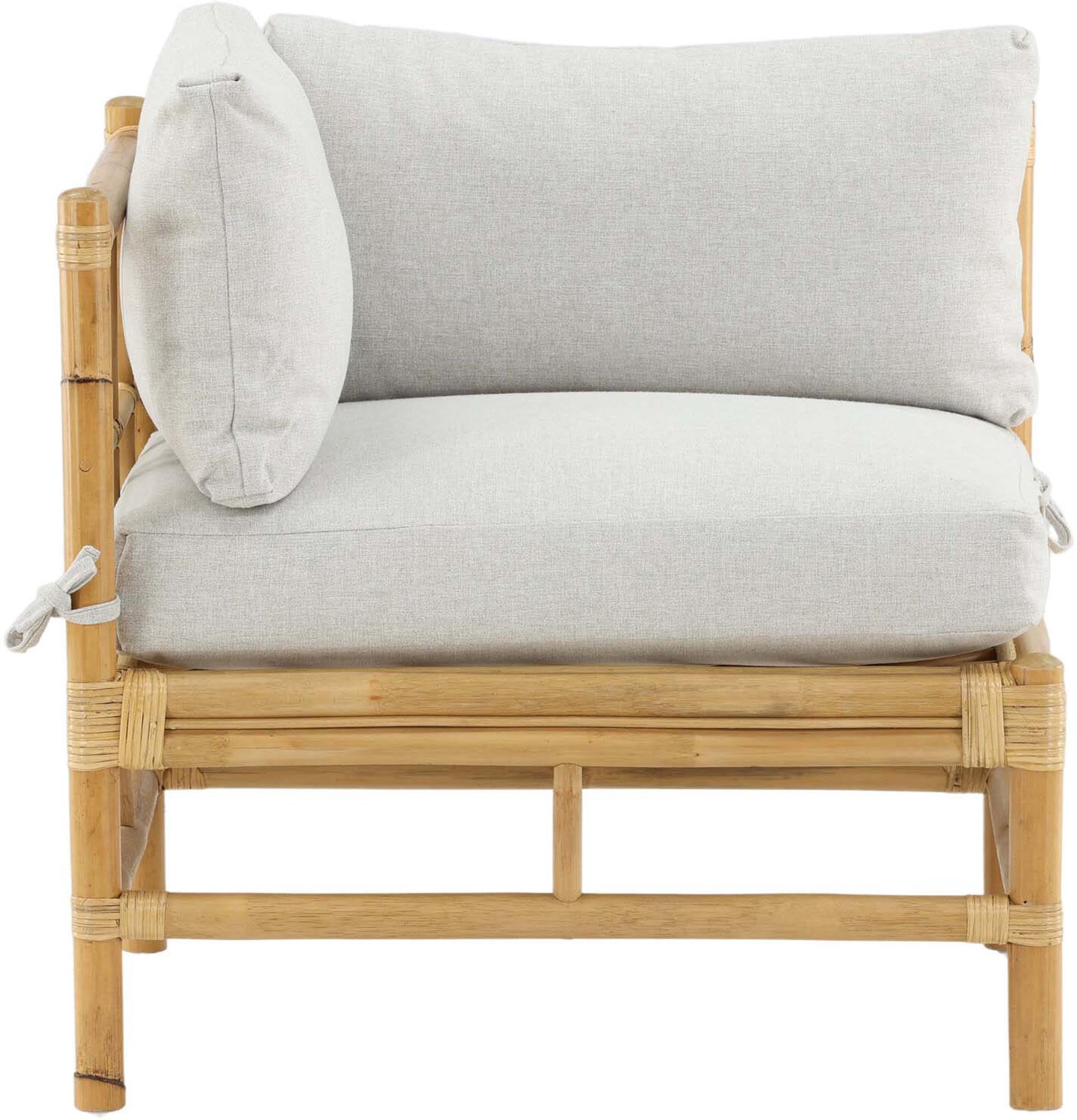 Entdecken Sie das elegante Cane Ecksofa von Venture Home – ein Unikat aus Rattan und Bambus, das Komfort und Stil vereint.