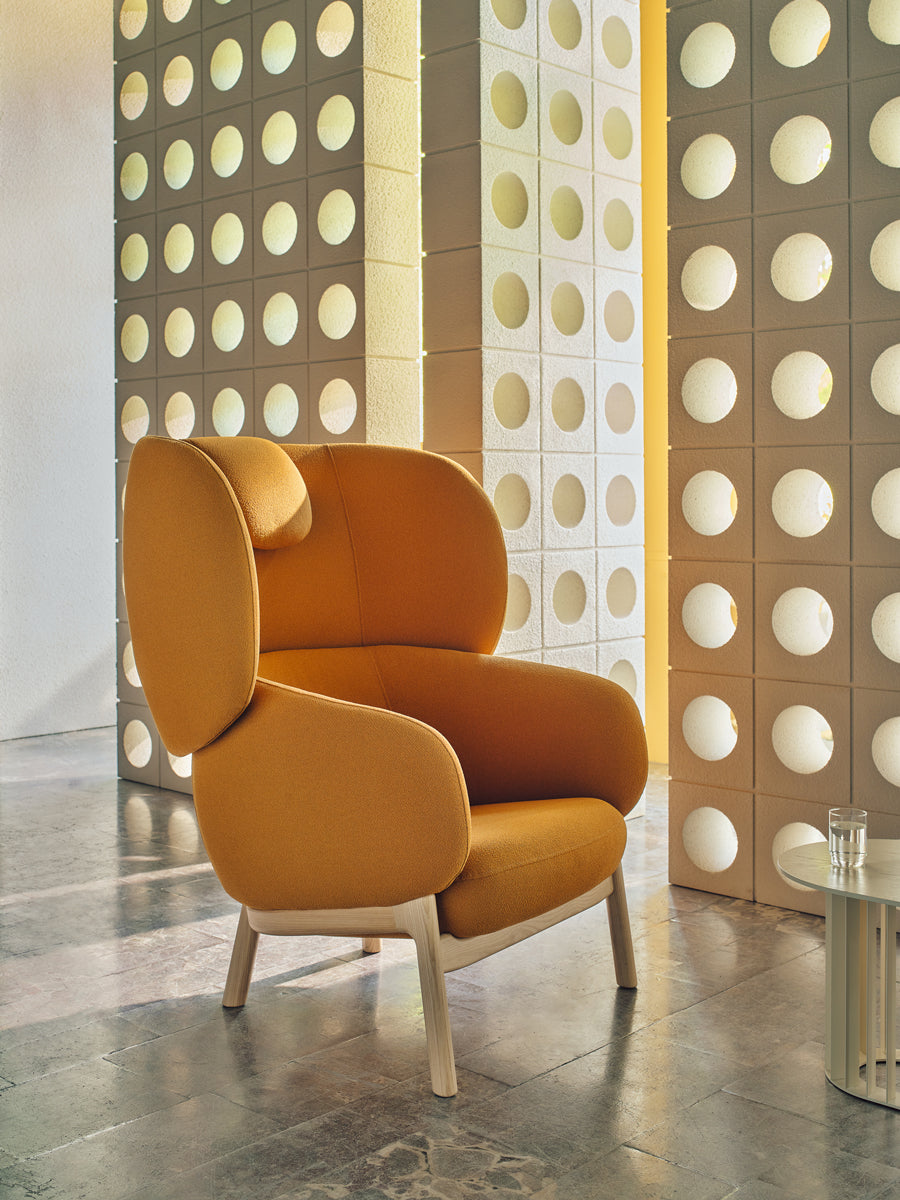 Grand Grace GRF04 - Sessel mit Kopfstütze Holzbasis in Sepia präsentiert im Onlineshop von KAQTU Design AG. Sessel ist von Mdd