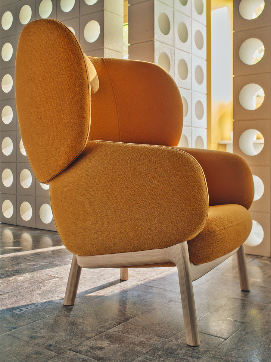 Grand Grace GRF04 - Sessel mit Kopfstütze Holzbasis in Sepia präsentiert im Onlineshop von KAQTU Design AG. Sessel ist von Mdd