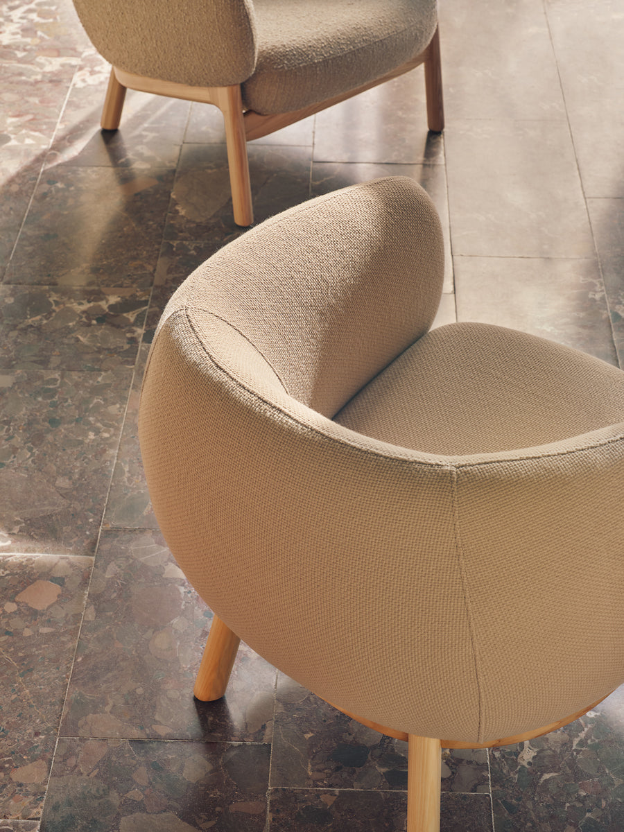 Grand Grace GRF02 - Sessel Holzbasis in Blau präsentiert im Onlineshop von KAQTU Design AG. Sessel ist von Mdd