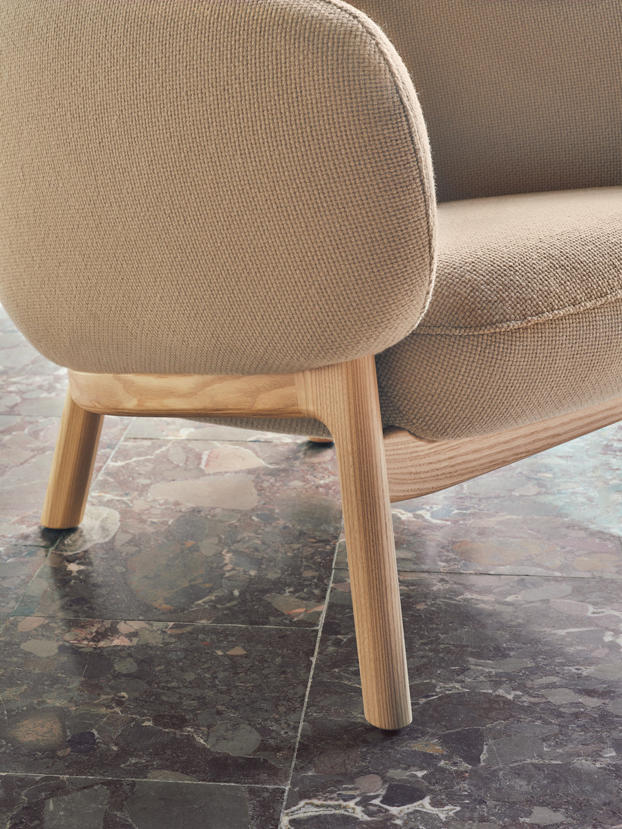 Grand Grace GRF02 - Sessel Holzbasis in Blau präsentiert im Onlineshop von KAQTU Design AG. Sessel ist von Mdd