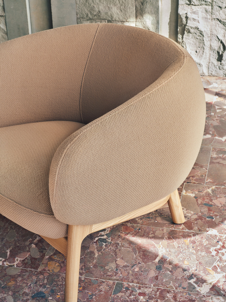 Grand Grace GRF02 - Sessel Holzbasis in Blau präsentiert im Onlineshop von KAQTU Design AG. Sessel ist von Mdd
