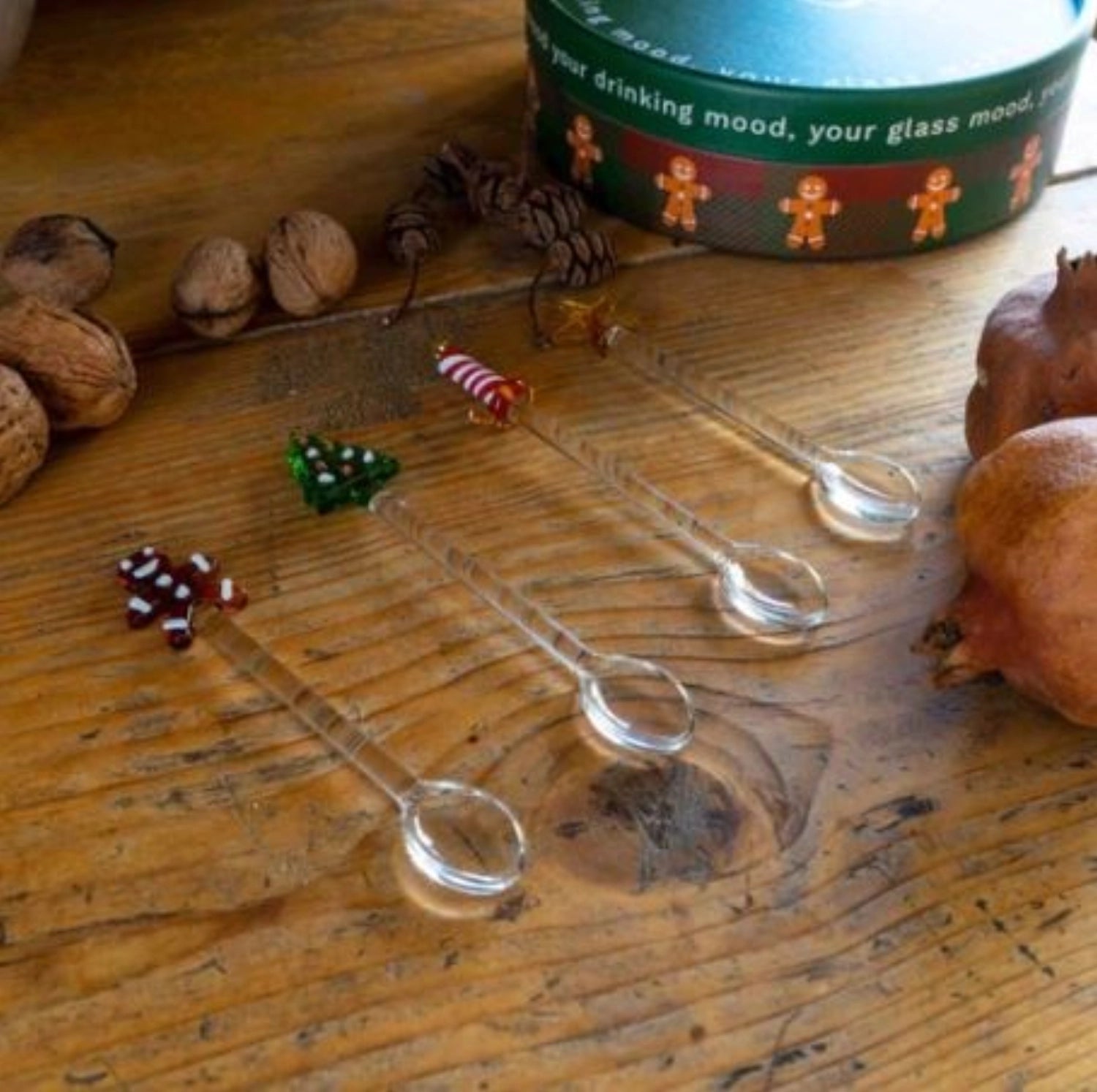 Charmantes 4-teiliges Teelöffel-Set aus Glas mit liebevollen Weihnachtsdesigns, ideal für festliche Anlässe und stilvolle Tischdekoration.