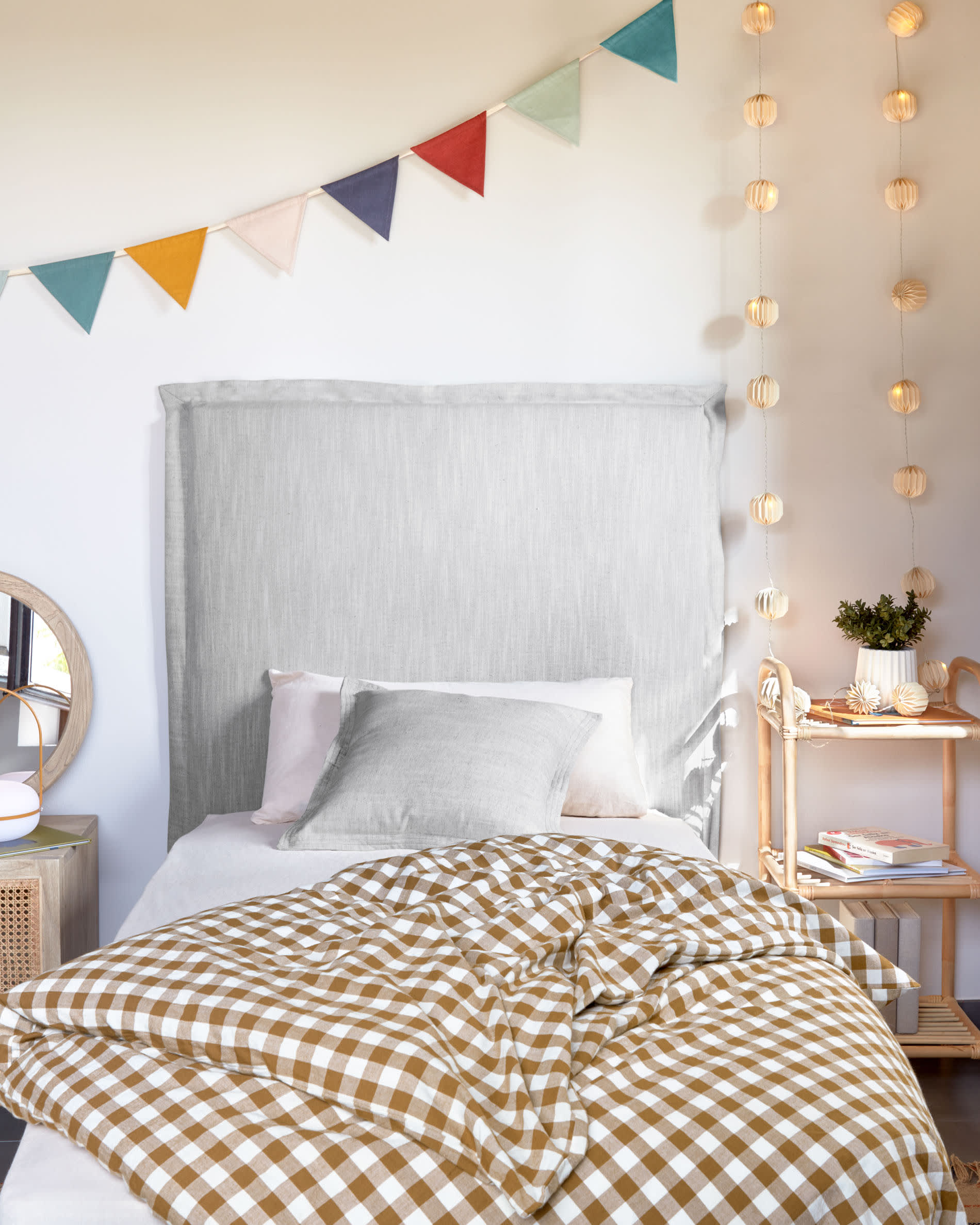 Das Talo Bettgestell 90x190 cm von Kave Home bietet modernes Design und Funktionalität für ein elegantes Schlafzimmer.