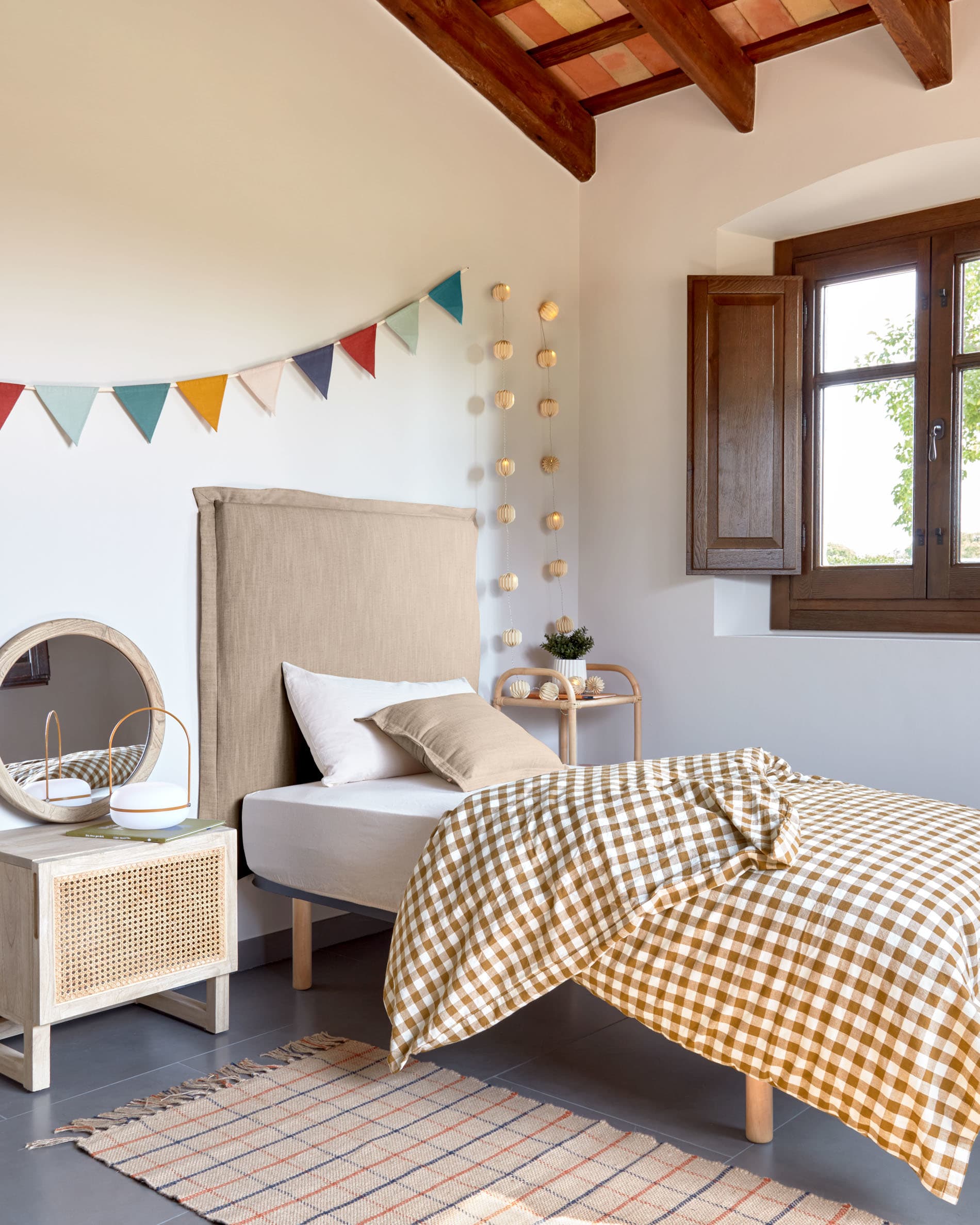 Das Talo Bettgestell 90x190 cm von Kave Home kombiniert modernes Design mit Komfort für ein elegantes Schlafzimmer.