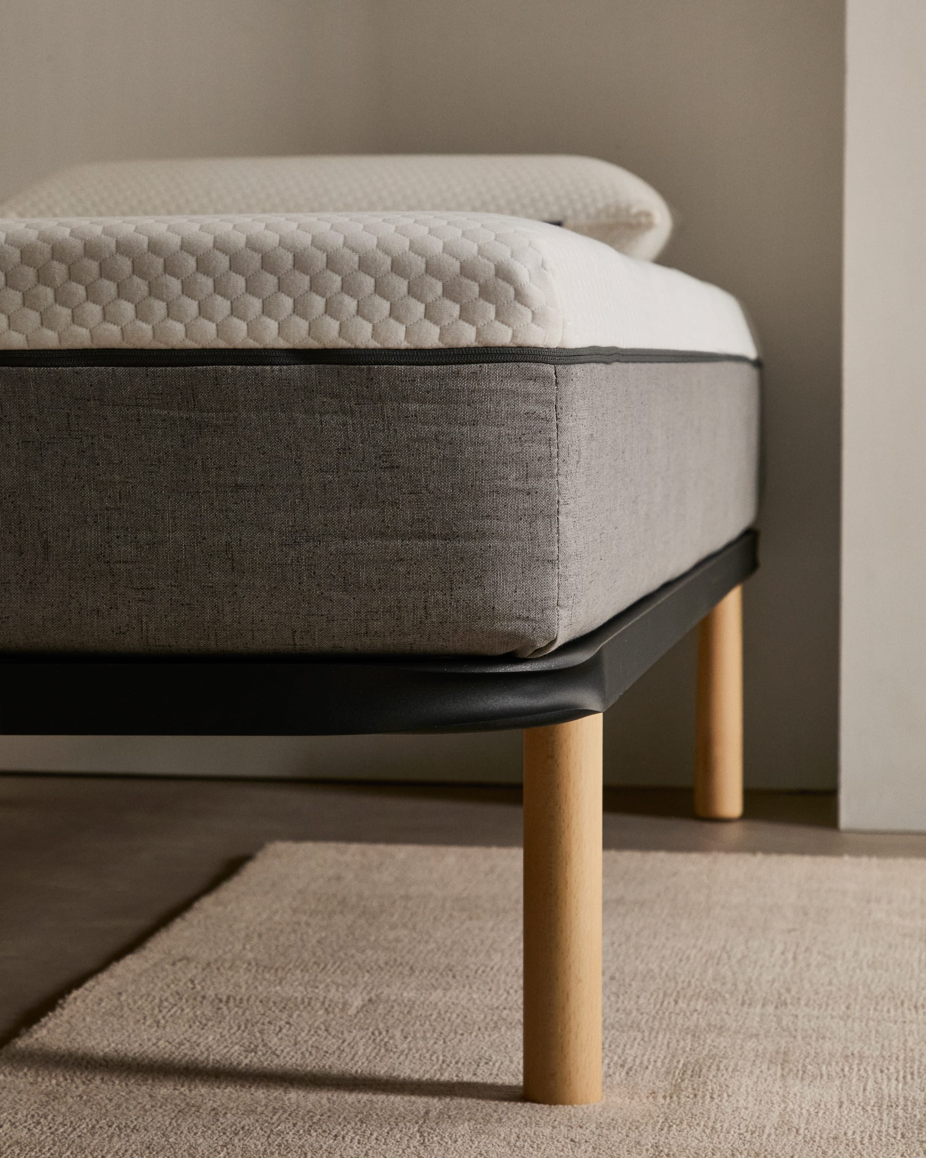 Das Talo Bettgestell 90x200 cm von Kave Home kombiniert modernes Design mit Funktionalität für ein elegantes Schlafzimmer.