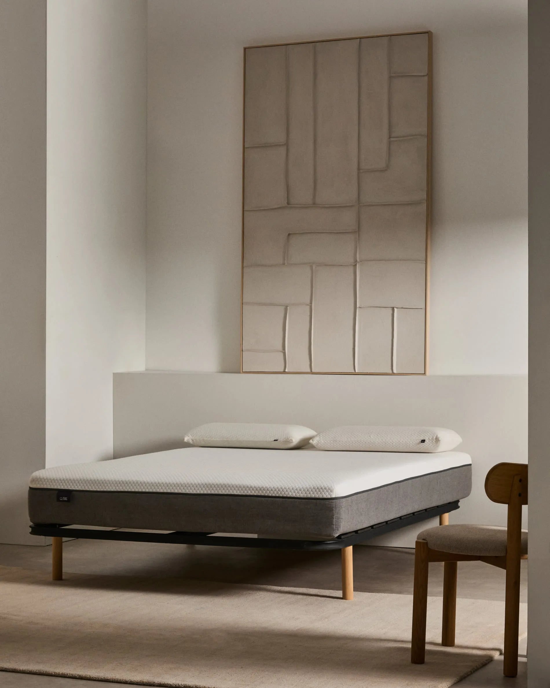 Das Talo Bettgestell 135x190 cm von Kave Home bietet modernes Design und Komfort für Ihr Schlafzimmer.