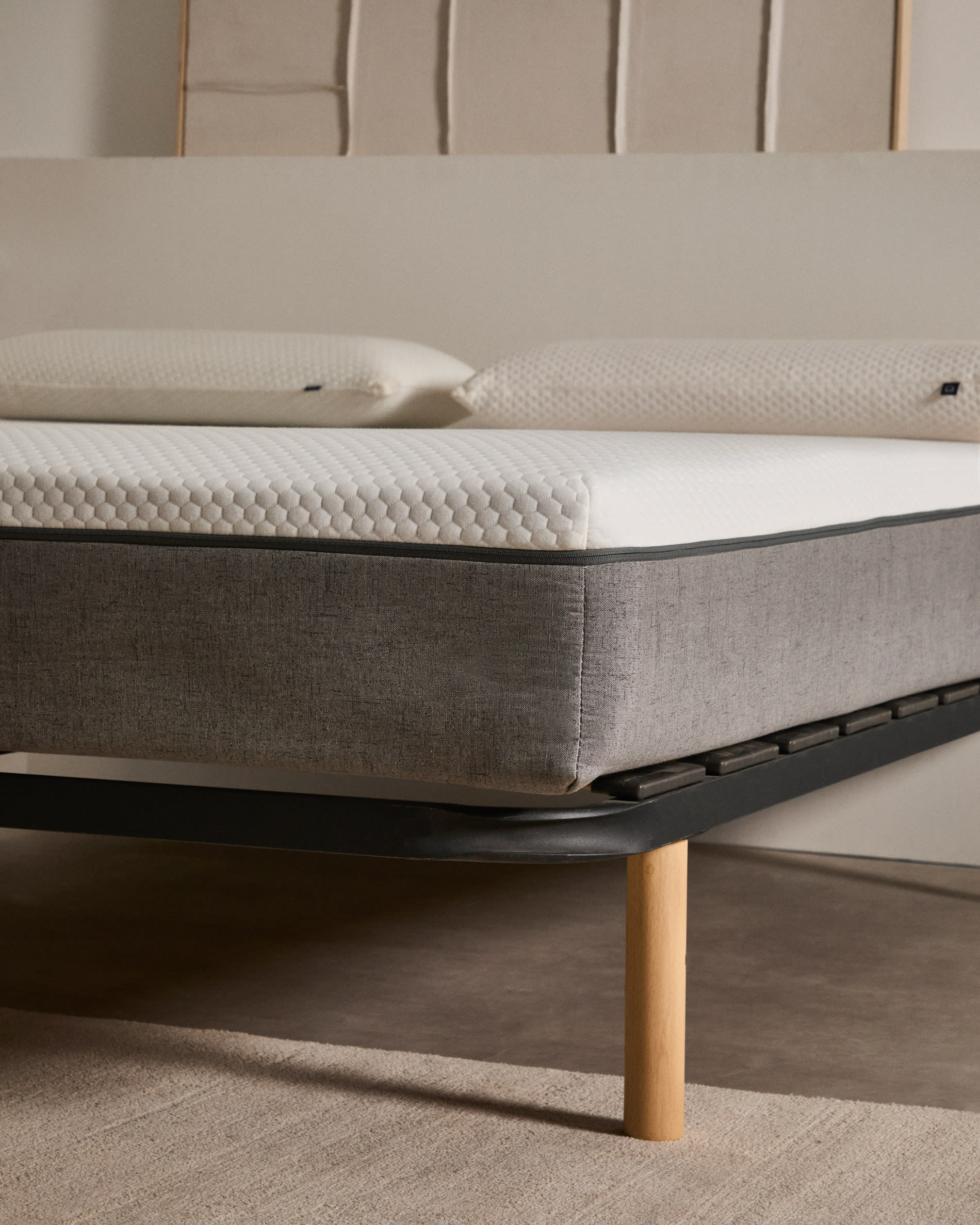 Das Talo Bettgestell 140x190 cm von Kave Home bietet modernes Design und Komfort, ideal für stilvolle Schlafzimmer.