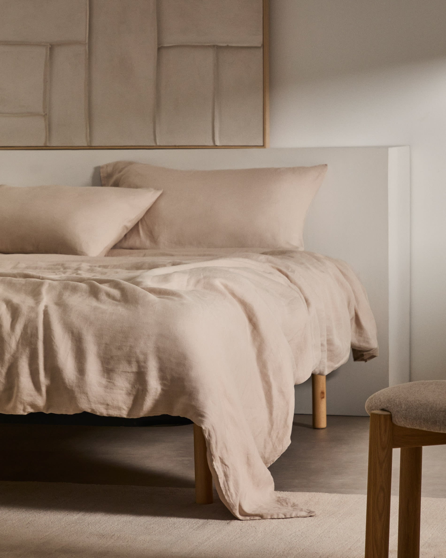 Das Talo Bettgestell 140x190 cm von Kave Home kombiniert zeitgemäßes Design mit Funktionalität für ein elegantes Schlafzimmer.