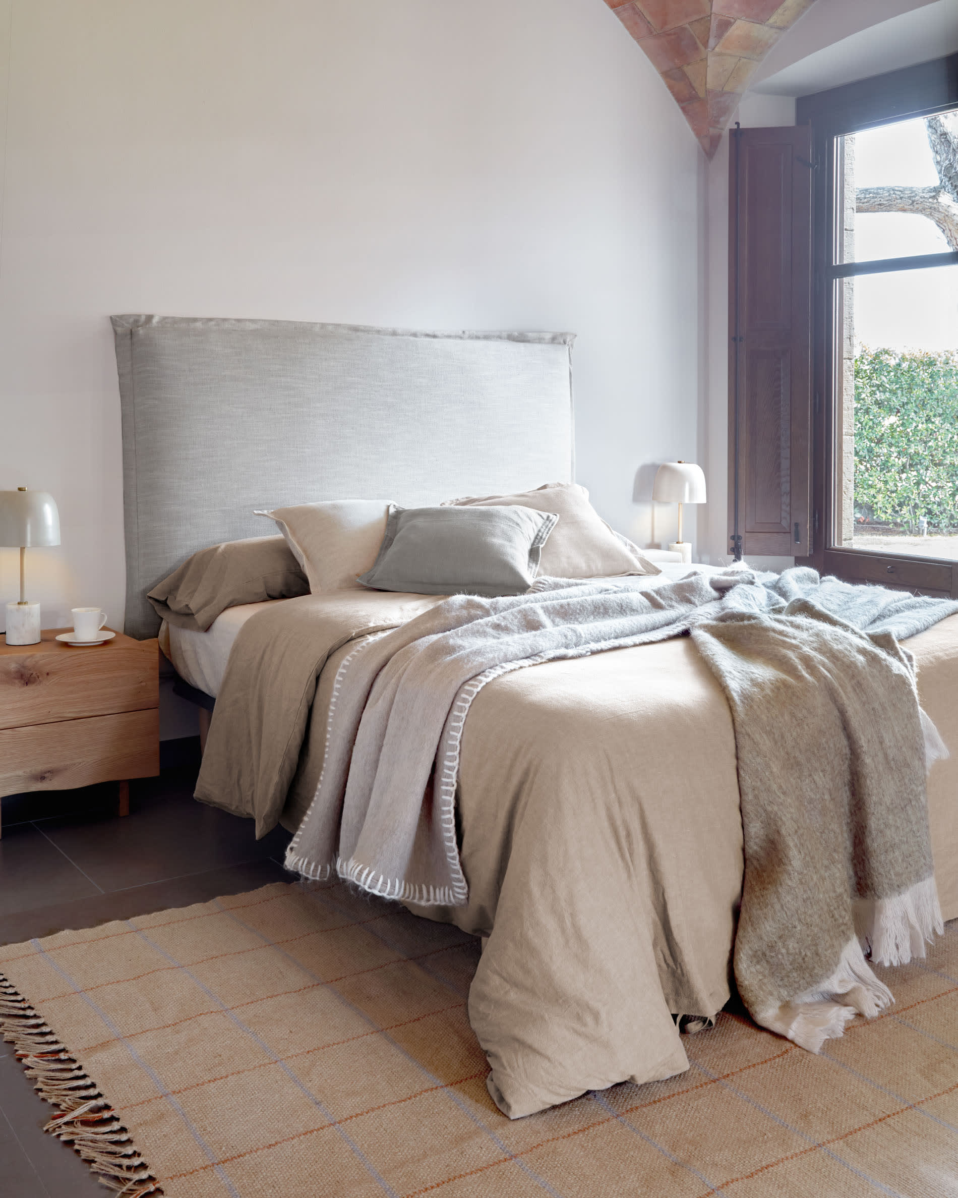 Das Talo Bettgestell 150x190 cm von Kave Home kombiniert zeitgemäßes Design mit Funktionalität für ein elegantes Schlafzimmer.