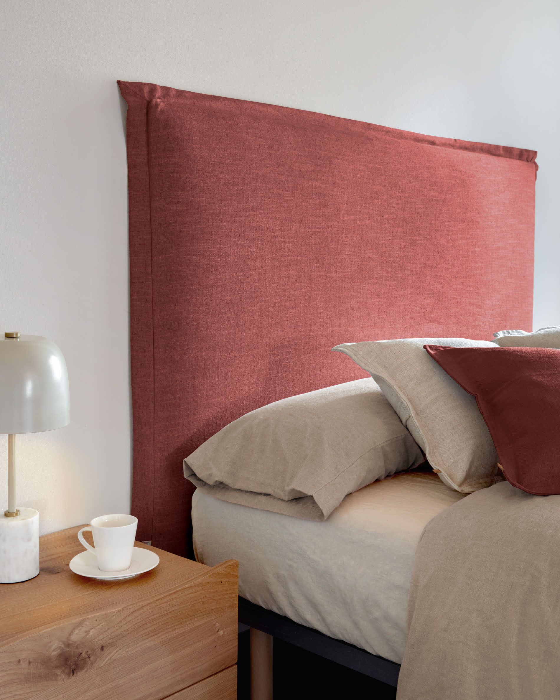 Das Talo Bettgestell 150x190 cm von Kave Home kombiniert zeitgemäßes Design mit Funktionalität für ein elegantes Schlafzimmer.