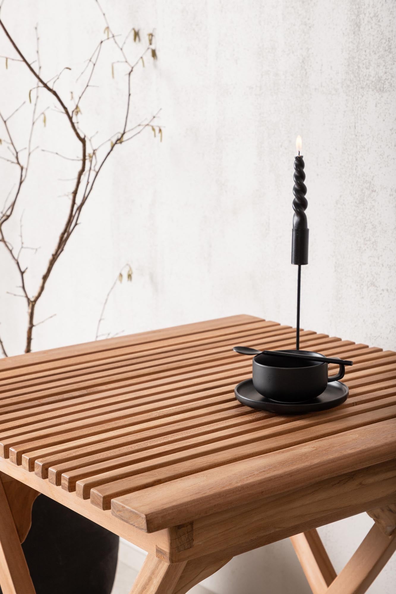 Entdecken Sie den Ghana Coffee Tisch von Venture Home: Ein eleganter, wetterfester Teakholztisch für entspannte Stunden im Freien.