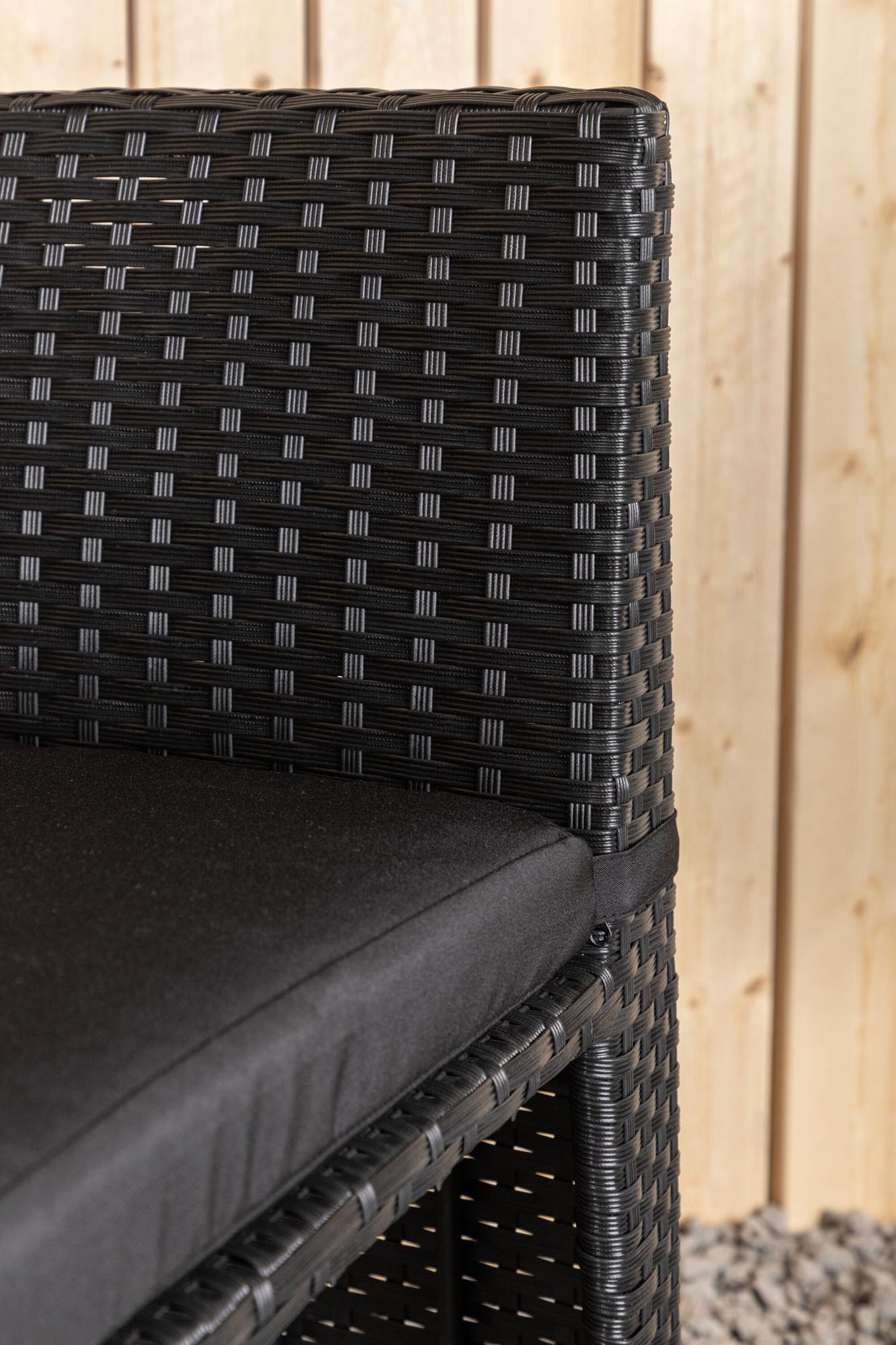 Elegantes Savanna Café Outdoorset: 66cm Tisch und 2 Stühle aus hochwertigem Kunstrattan für stilvolle Entspannung im Freien.