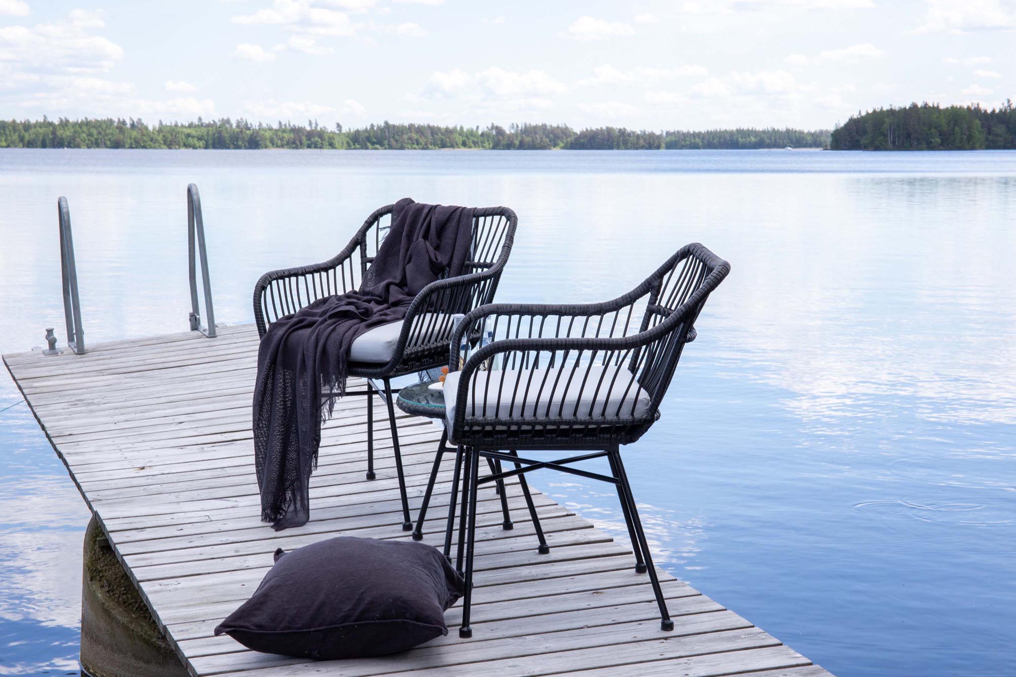 Entdecken Sie das Viga Lounge Outdoorset ⌀40cm von Venture Home – stilvolles Design, komfortable Sessel und eleganter Couchtisch für Ihre Terrasse.