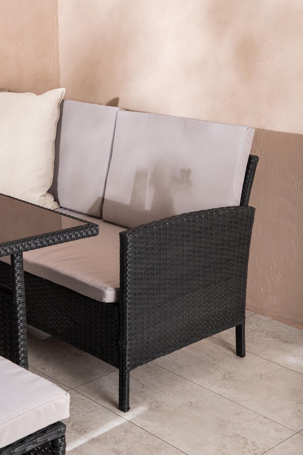 Knock Ecksofa Outdoorset 110cm in Schwarz / Grau präsentiert im Onlineshop von KAQTU Design AG. Loungeset ist von Venture Home