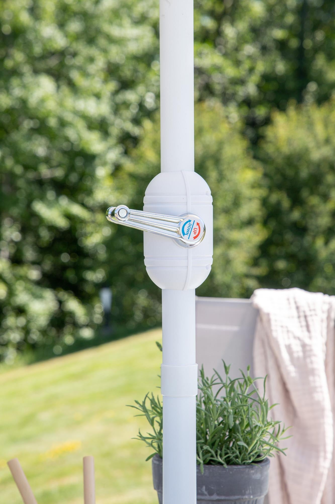 Elegantes Brecky Outdoor-Tischset 150cm für 6 Personen: Ideal für gesellige Abende im Freien mit modernem Design und hohem Komfort.