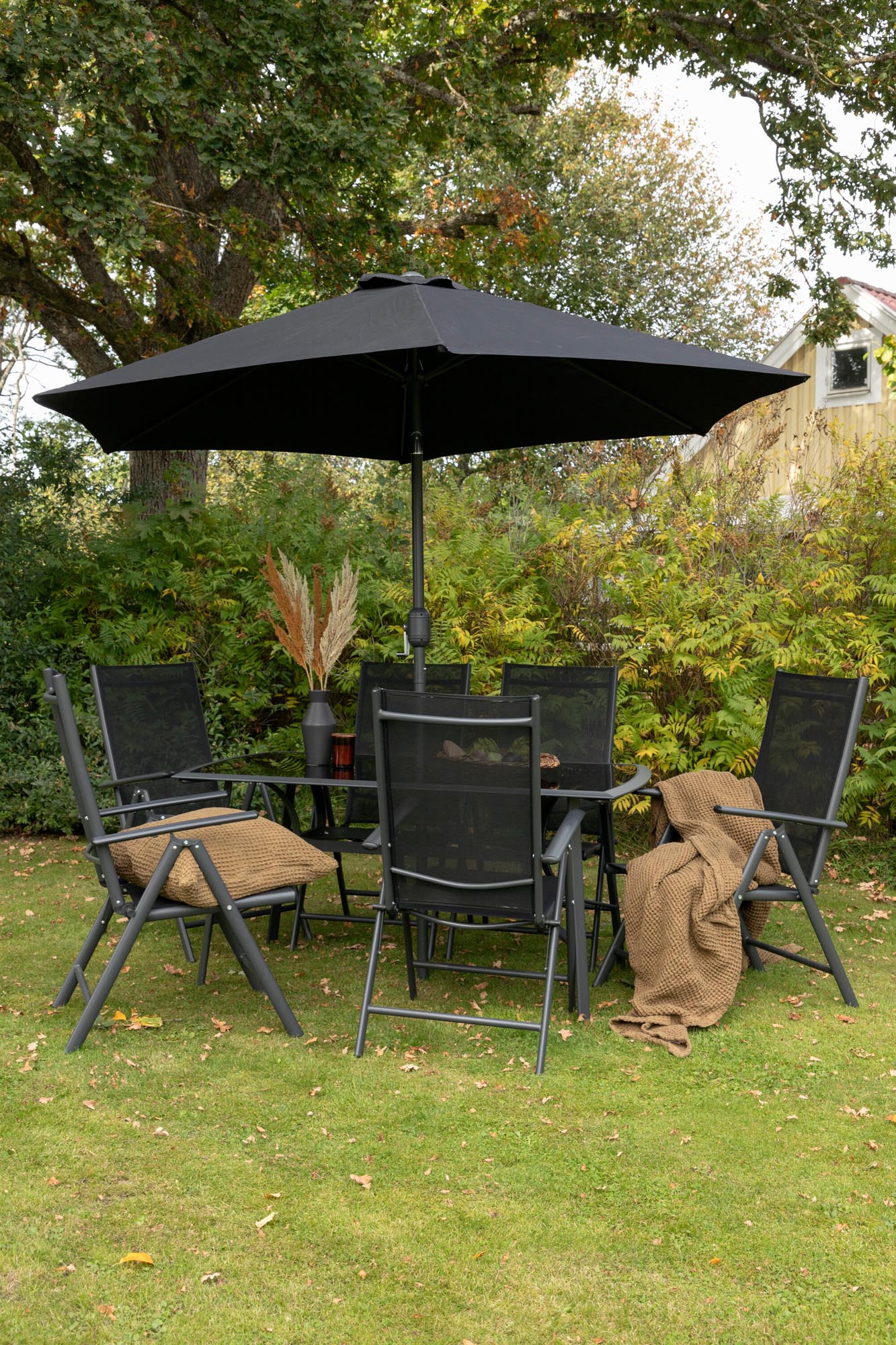 Stilvolles Brecky Outdoor-Tischset für 6 Personen, perfekt für gesellige Abende im Freien. Modernes Design trifft auf Funktionalität.