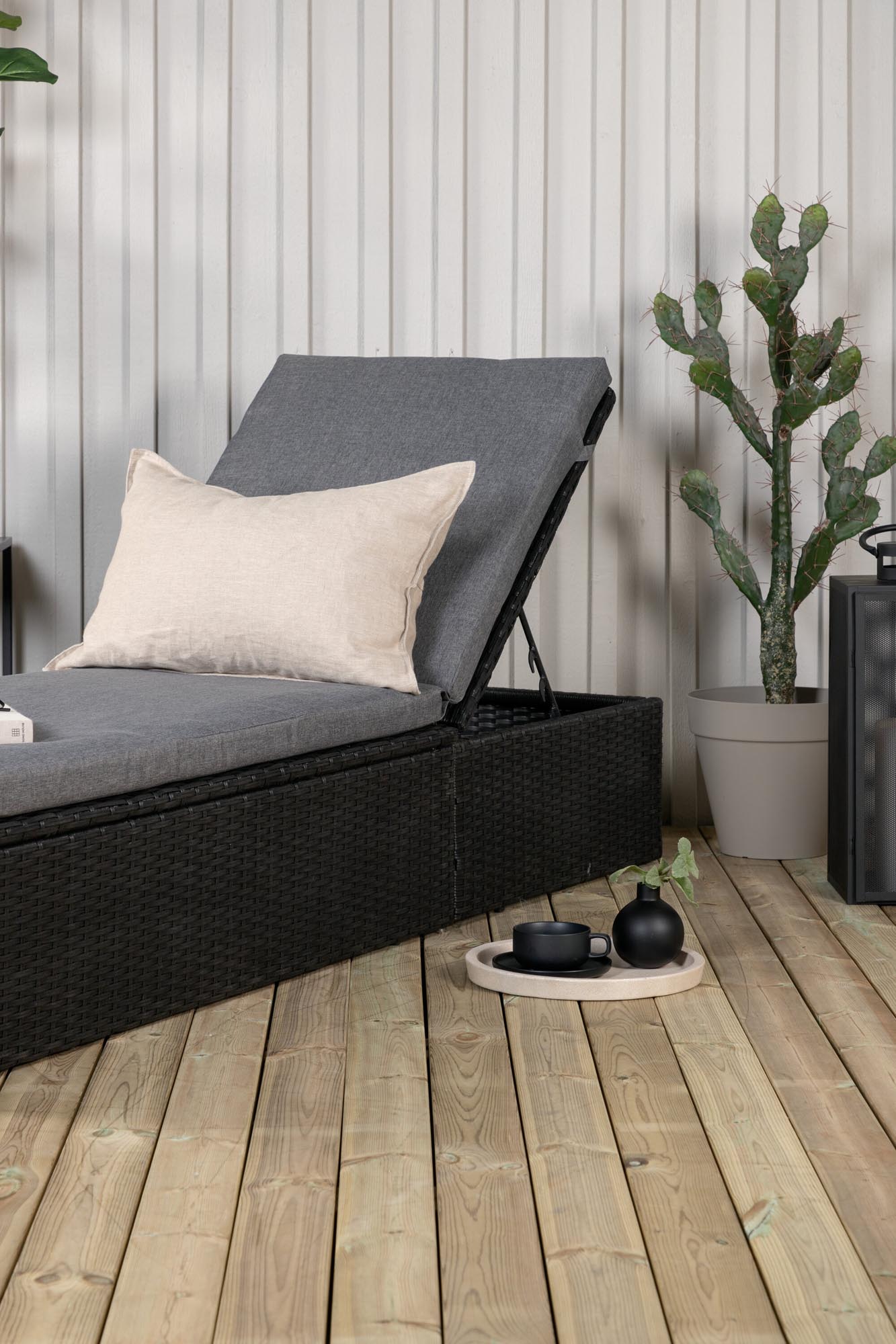 Quad Sonnenlounge in Schwarz präsentiert im Onlineshop von KAQTU Design AG. Liegestuhl ist von Venture Home