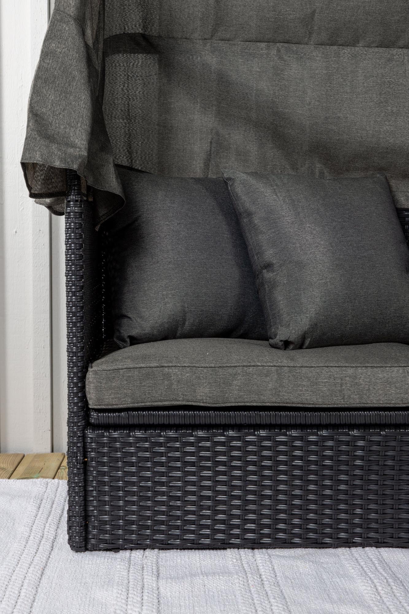 Erleben Sie stilvolle Entspannung im Freien mit der Nopy Sun Lounge von Venture Home. Wetterfestes Kunst-Rattan, großzügige Liegefläche und bequeme Polster machen sie zum perfekten Rückzugsort.