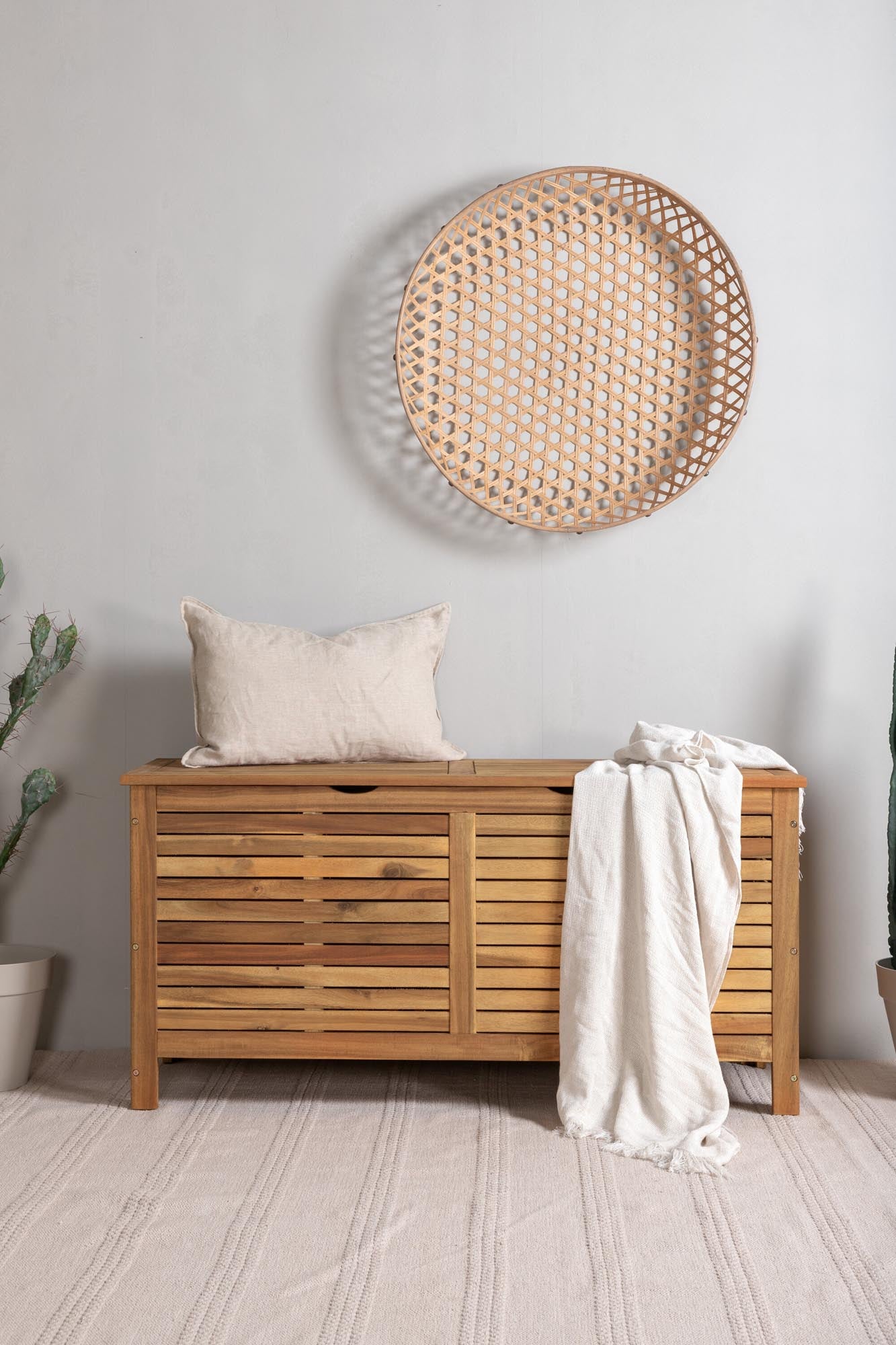 Stilvolle Marion Kissenbox aus robustem Akazienholz: Ideal für die praktische und ästhetische Aufbewahrung Ihrer Gartenaccessoires.