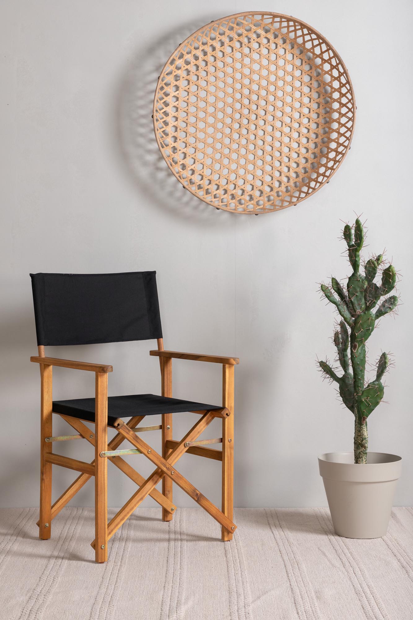 Eleganter Regiestuhl aus Akazienholz, ideal für Garten und Terrasse. Komfortabel mit Armlehnen, langlebig und wetterfest.