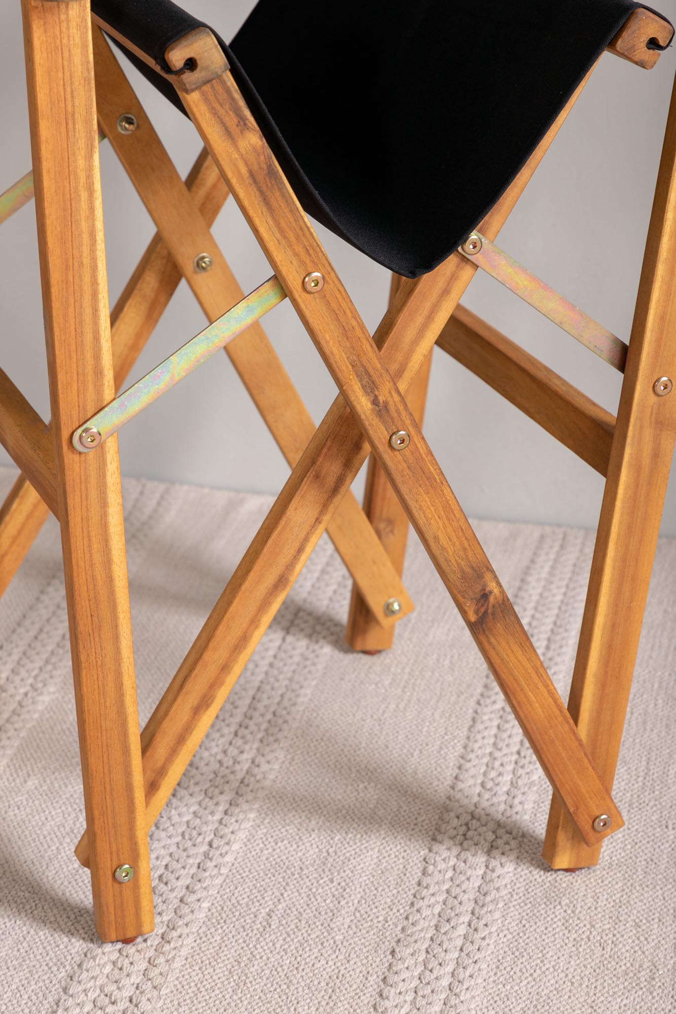 Entspannen Sie stilvoll im Marion Stuhl von Venture Home – elegantes Design, ergonomische Armlehnen und langlebiges Akazienholz für Ihren Garten.