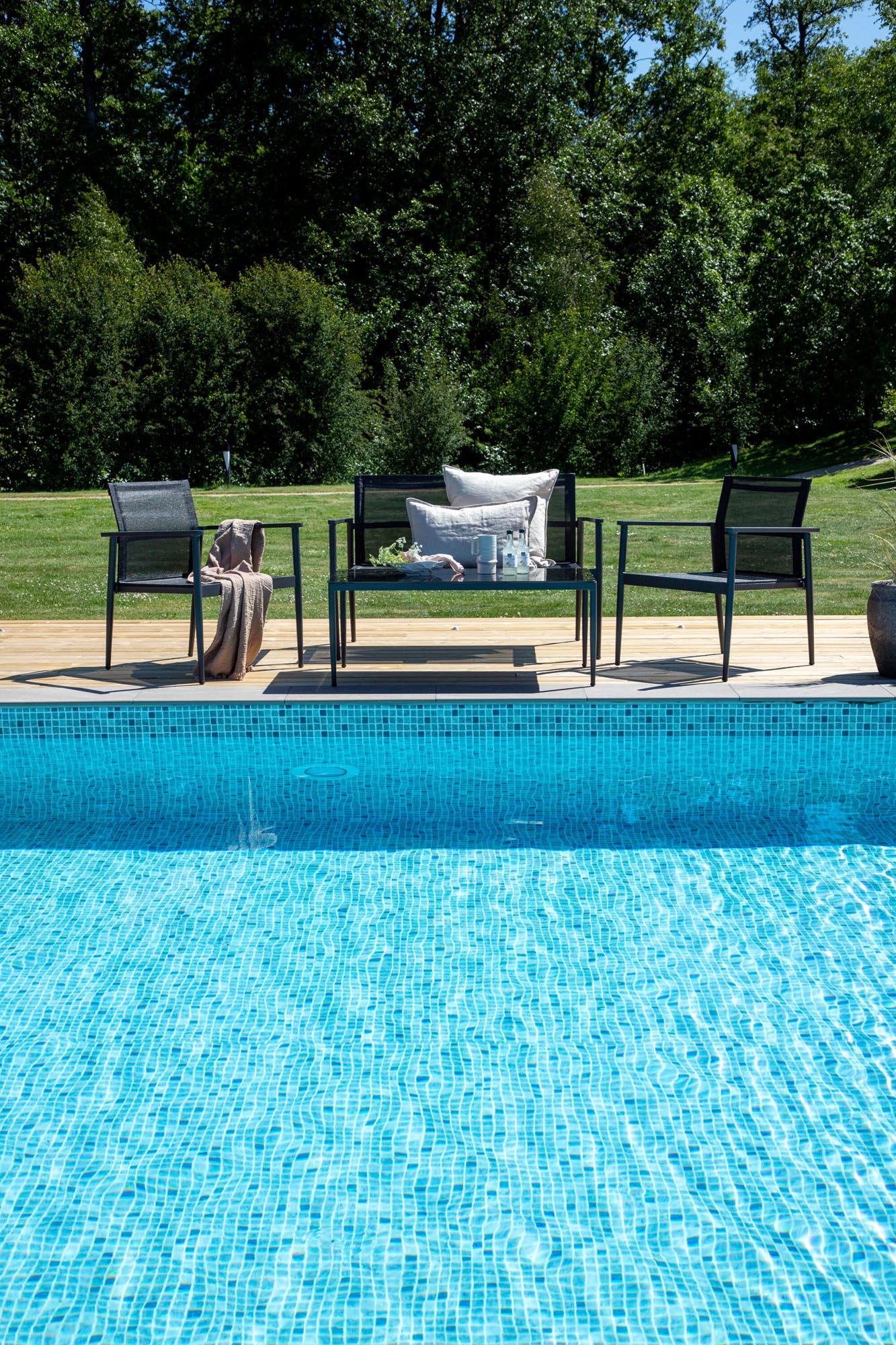 Elegantes 90cm Outdoor-Sofa von Venture Home für stilvolle Gärten.