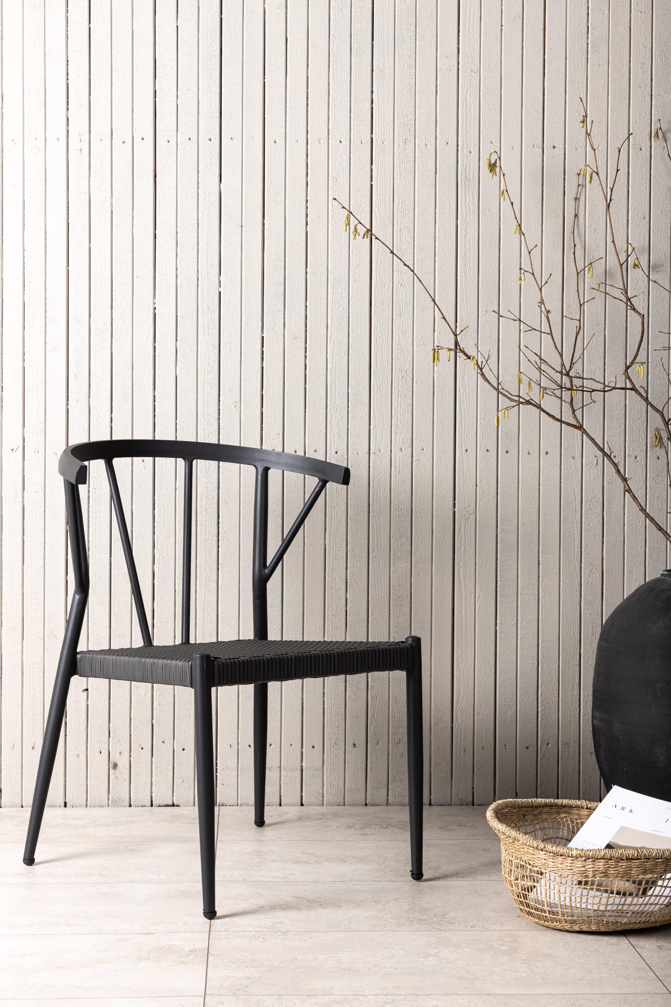 Erleben Sie den eleganten Stina Stuhl von Venture Home – ein wetterfester Gartenstuhl aus Aluminium und Rattan, ideal für entspannte Stunden im Freien.