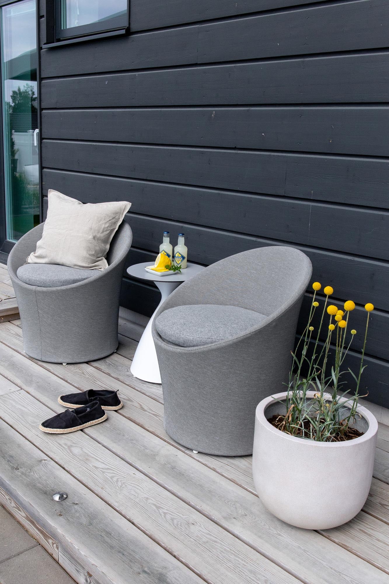 Spoga Lounge Outdoorset ⌀40cm in Weiss/Grau präsentiert im Onlineshop von KAQTU Design AG. Loungeset ist von Venture Home