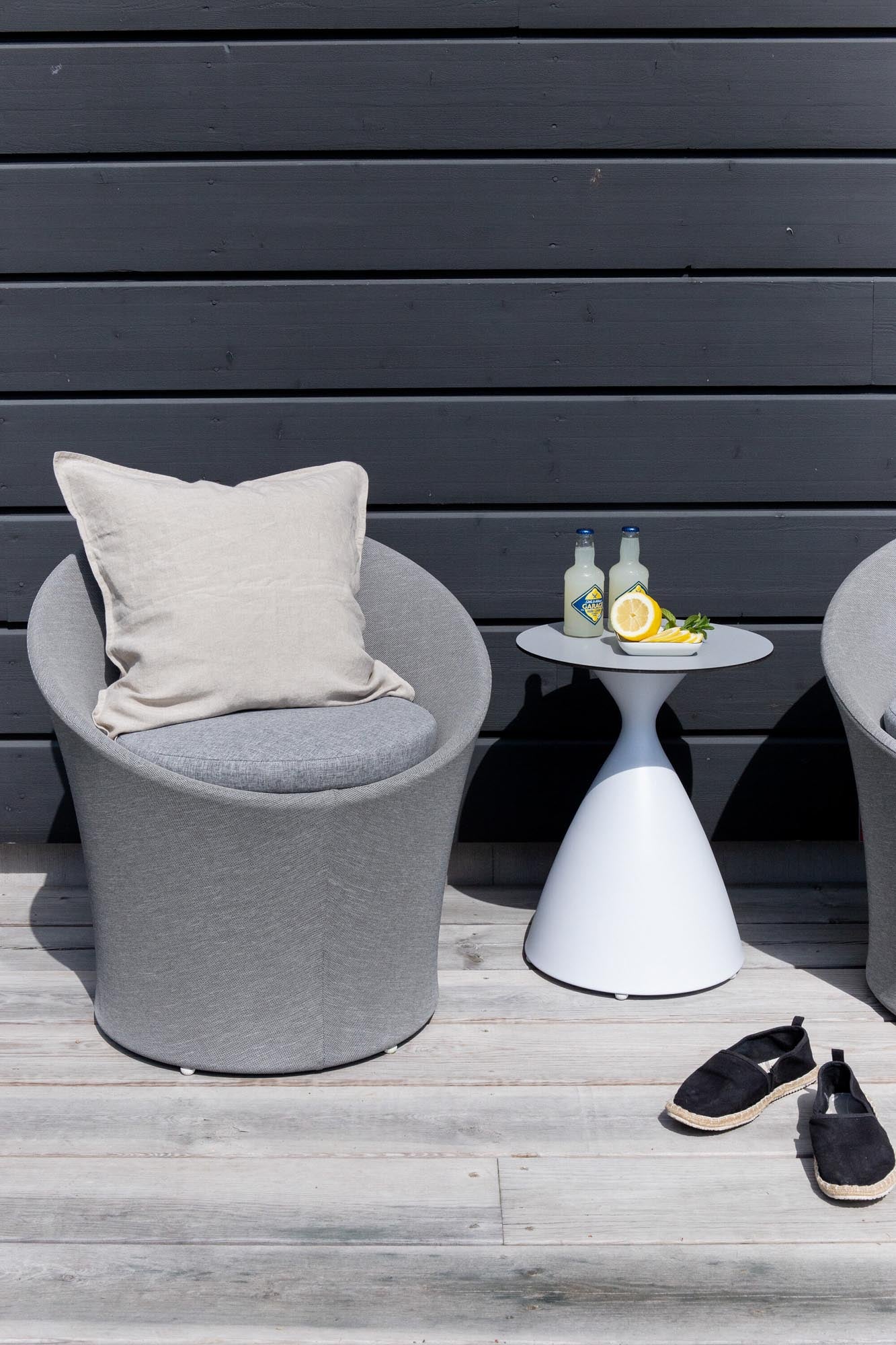 Spoga Lounge Outdoorset ⌀40cm in Weiss/Grau präsentiert im Onlineshop von KAQTU Design AG. Loungeset ist von Venture Home