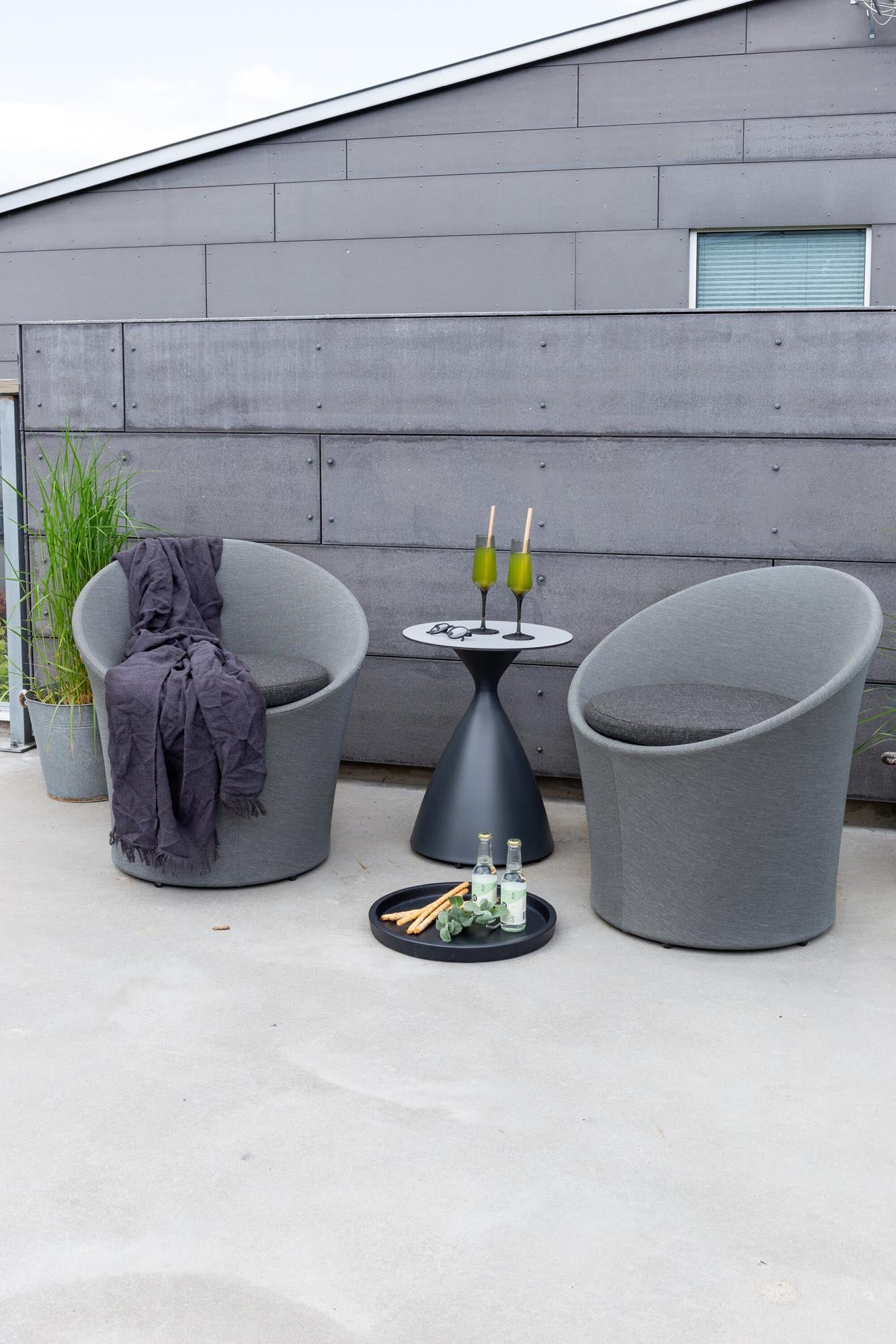 Spoga Lounge Outdoorset ⌀40cm in Schwarz/Grau präsentiert im Onlineshop von KAQTU Design AG. Loungeset ist von Venture Home