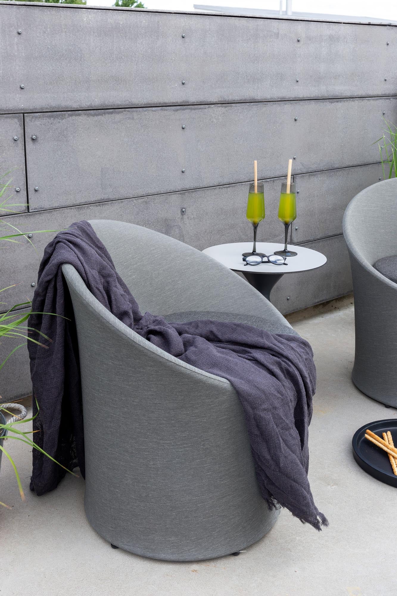 Spoga Lounge Outdoorset ⌀40cm in Schwarz/Grau präsentiert im Onlineshop von KAQTU Design AG. Loungeset ist von Venture Home