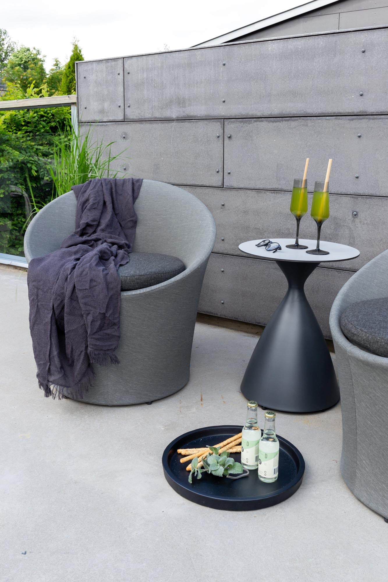 Spoga Lounge Outdoorset ⌀40cm in Schwarz/Grau präsentiert im Onlineshop von KAQTU Design AG. Loungeset ist von Venture Home
