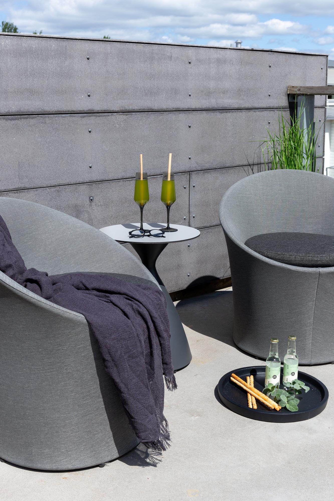 Spoga Lounge Outdoorset ⌀40cm in Schwarz/Grau präsentiert im Onlineshop von KAQTU Design AG. Loungeset ist von Venture Home