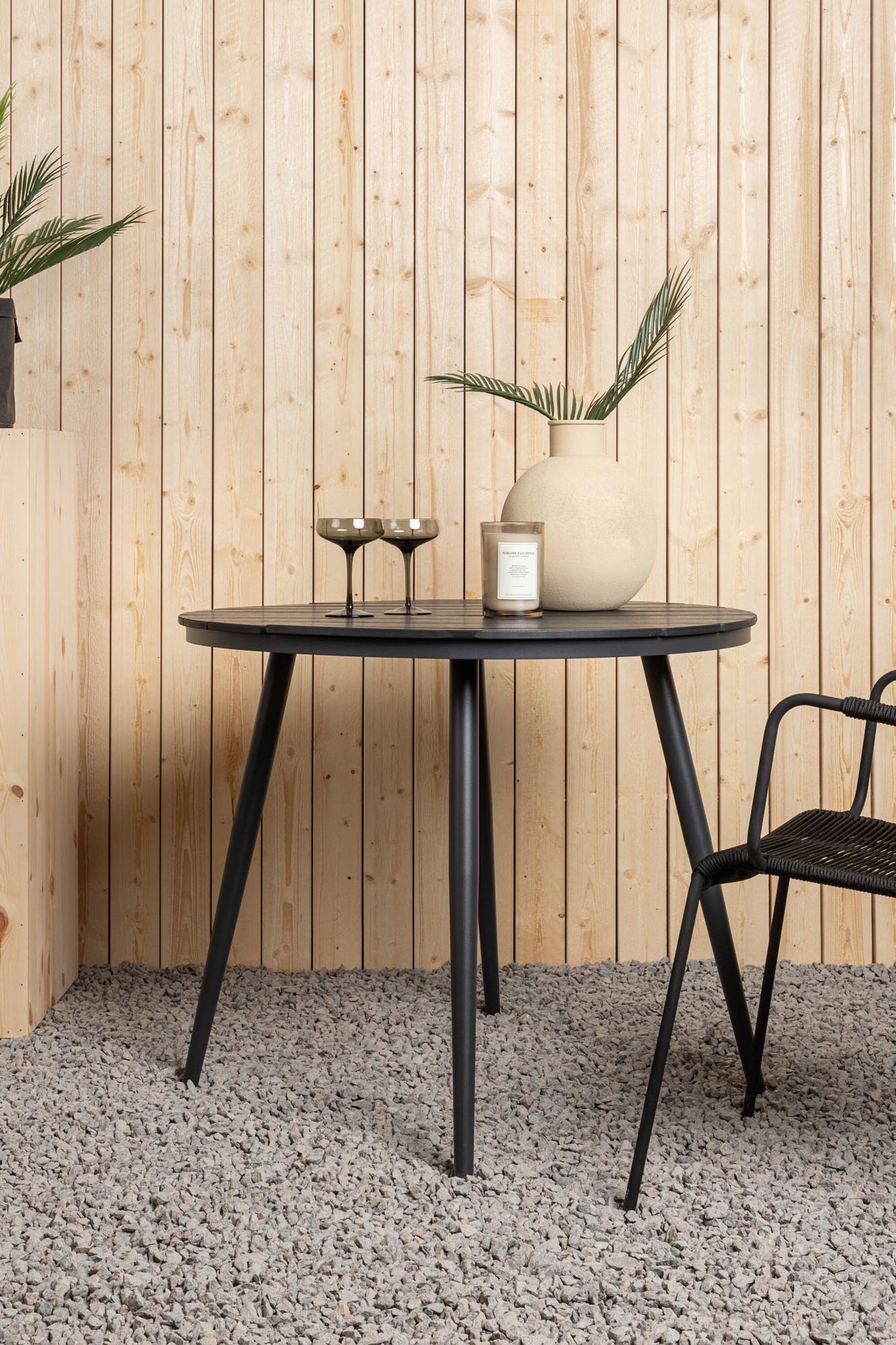 Runder Gartentisch von Venture Home, robust und wetterbeständig, ideal für den Aussenbereich, mit stilvollem und zeitlosem Design.