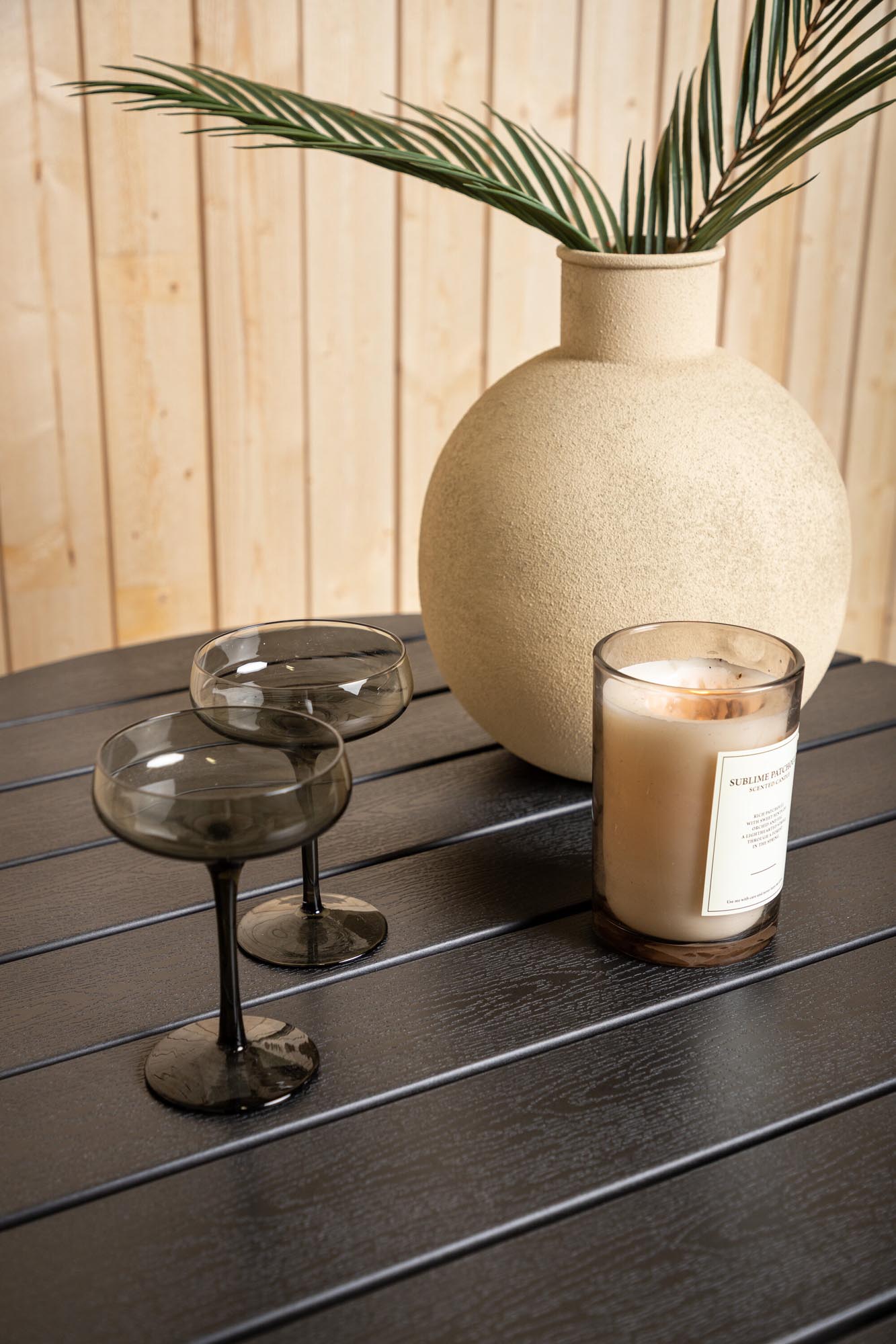 Runder Gartentisch von Venture Home, wetterfest und langlebig, perfekt für den Garten, mit modernem und elegantem Look.