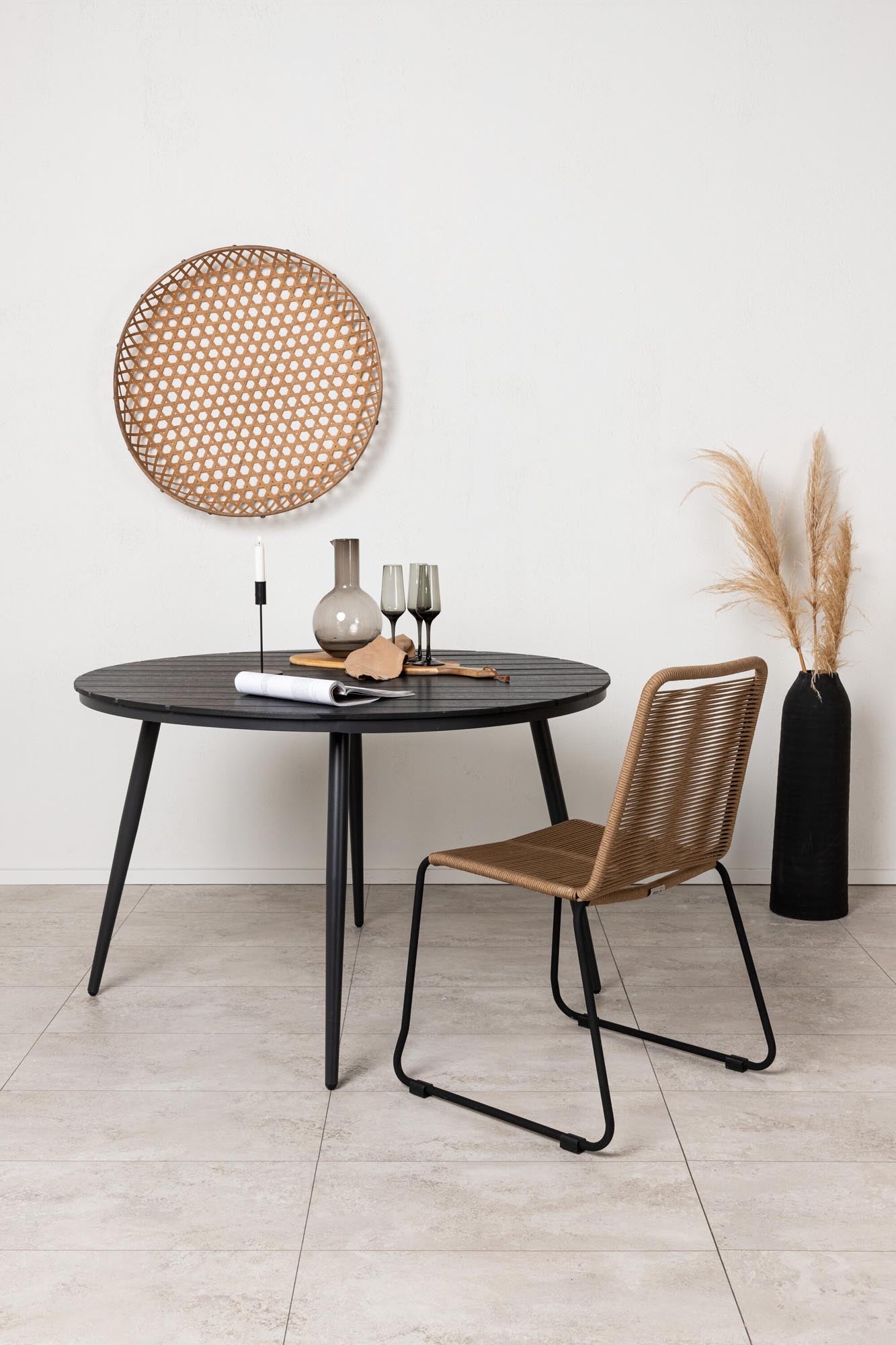 Runder Gartentisch von Venture Home, ideal für den Aussenbereich, stilvolles Design, robust und wetterbeständig.