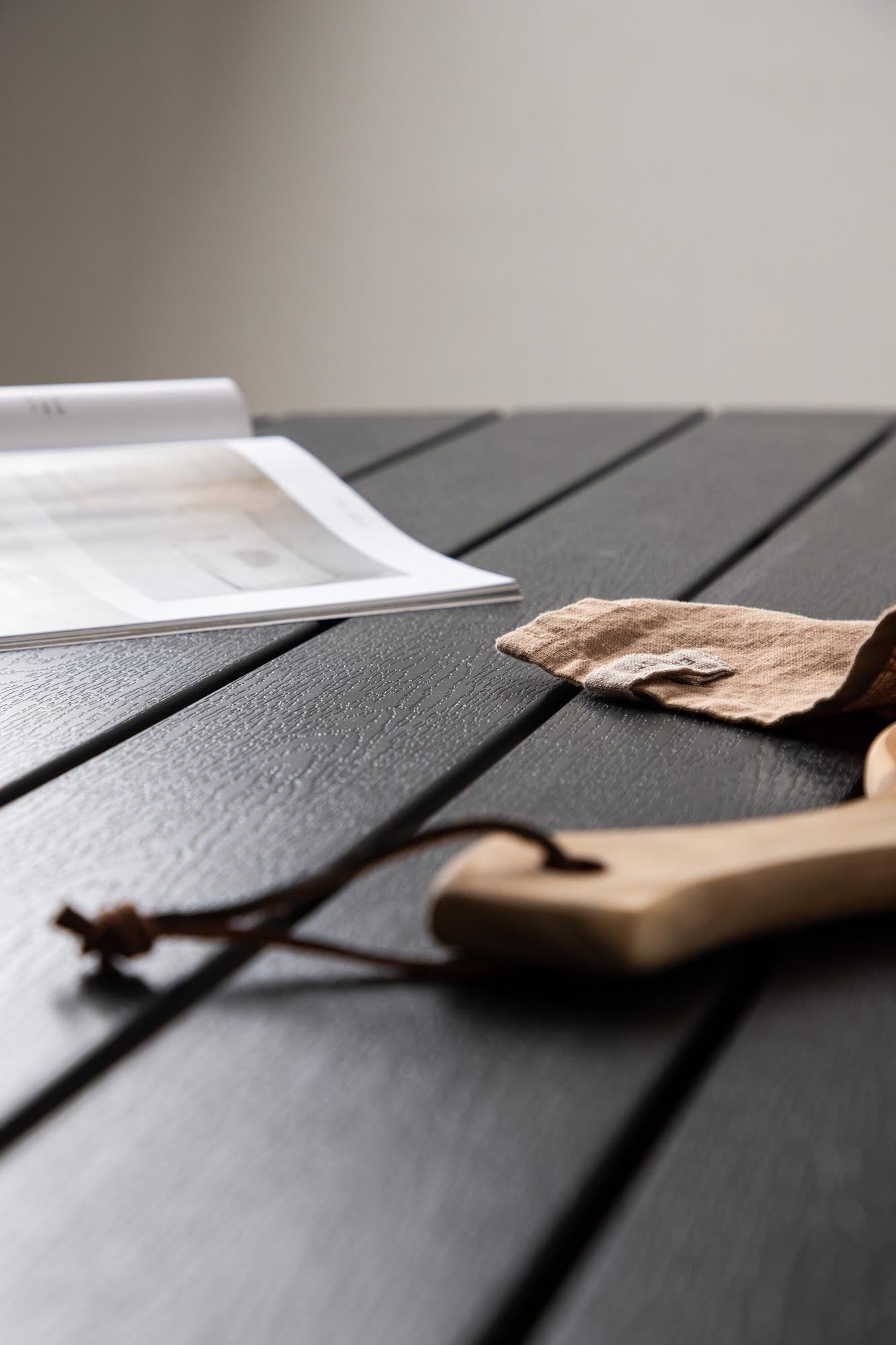 Moderner runder Gartentisch von Venture Home, robust, wetterfest und ideal für stilvolle Aussenbereiche.